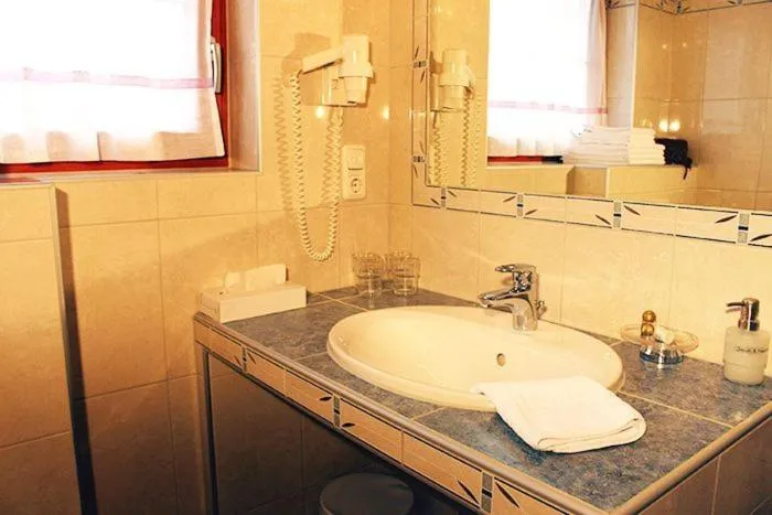 Bathroom in Hotel Edelweiẞ garni - b&b