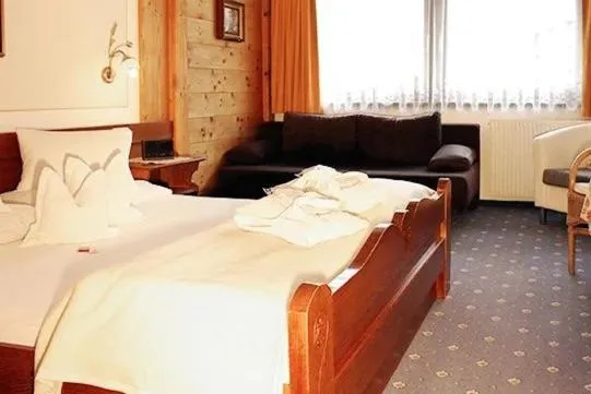 Bed in Hotel Edelweiẞ garni - b&b