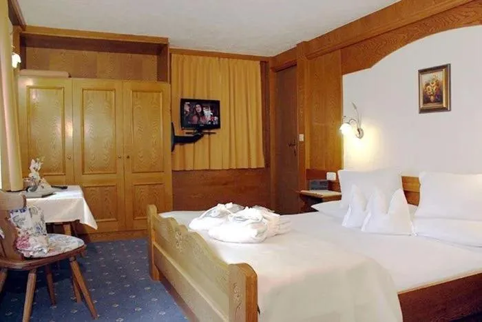 Bed in Hotel Edelweiẞ garni - b&b