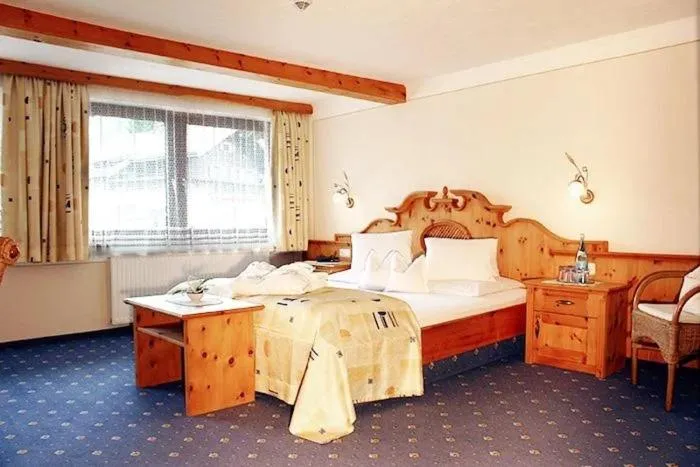 Bed in Hotel Edelweiẞ garni - b&b