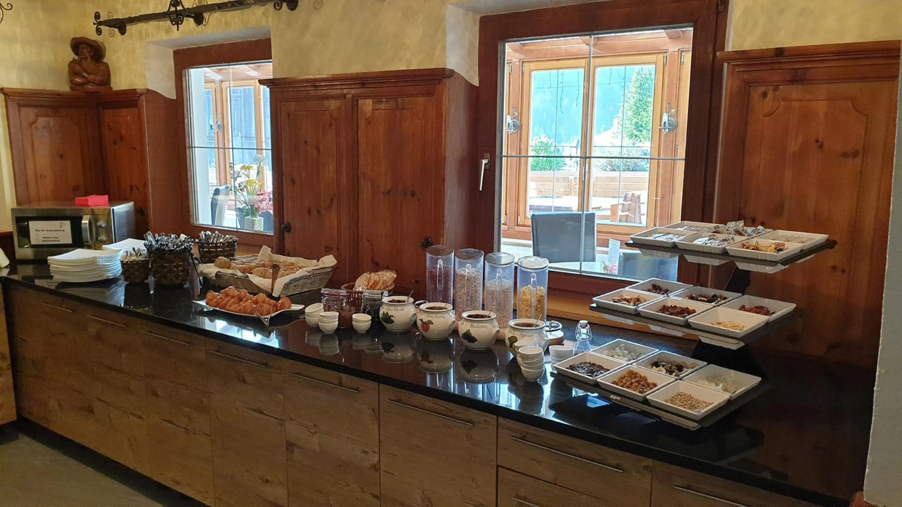 Restaurant/places to eat in Hotel Edelweiẞ garni - b&b