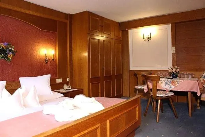 Bed in Hotel Edelweiẞ garni - b&b