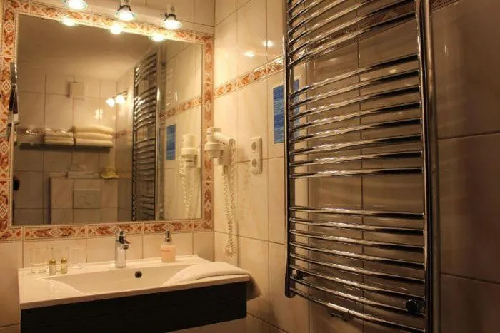 Bathroom in Hotel Edelweiẞ garni - b&b