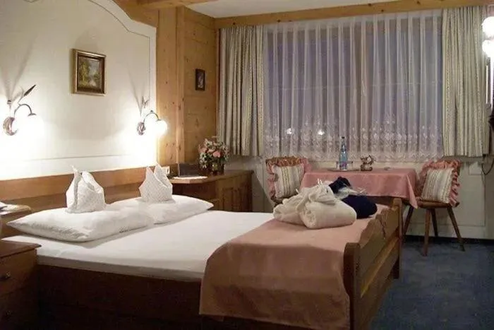 Bed in Hotel Edelweiẞ garni - b&b