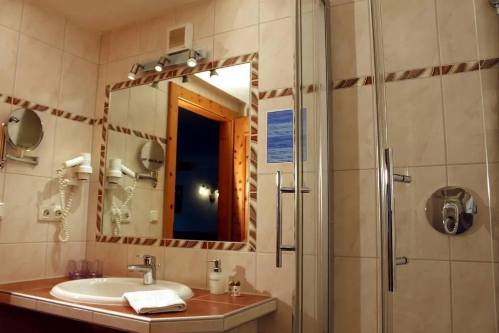 Bathroom in Hotel Edelweiẞ garni - b&b
