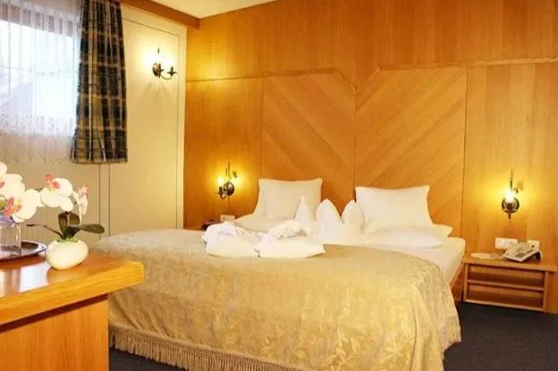 Bed in Hotel Edelweiẞ garni - b&b