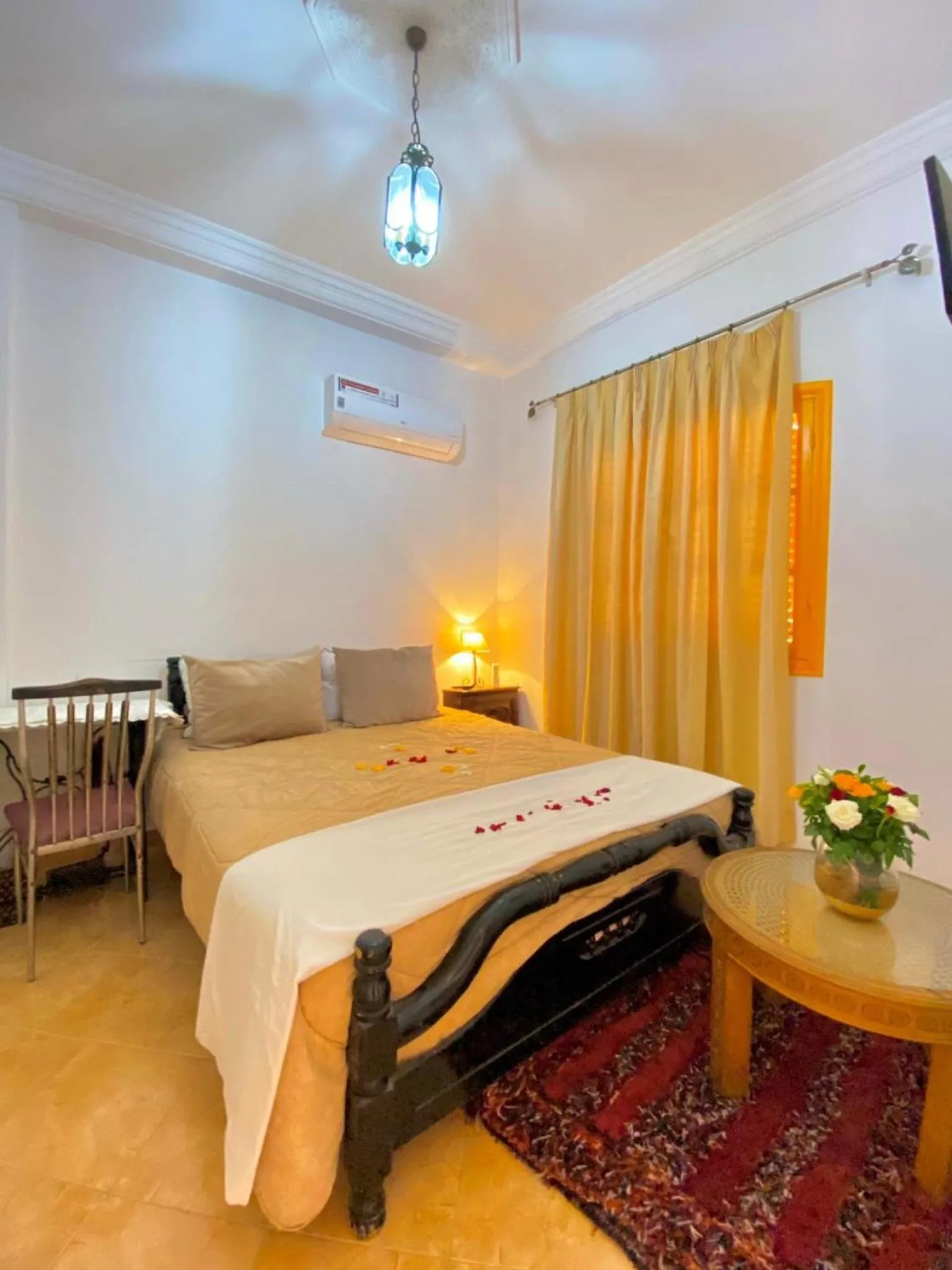 Bedroom, Bed in Dar Baddi