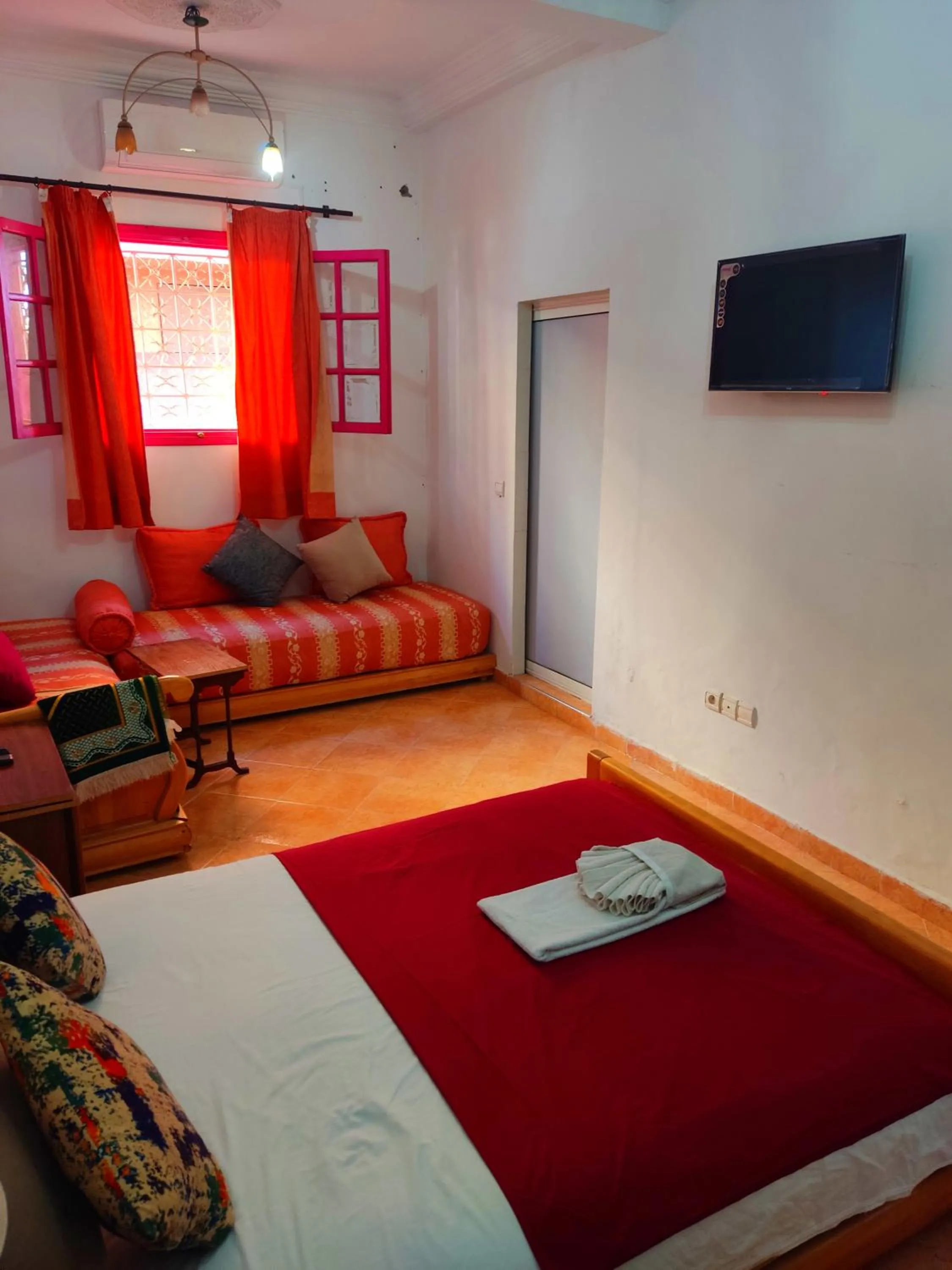 Bedroom, Bed in Dar Baddi