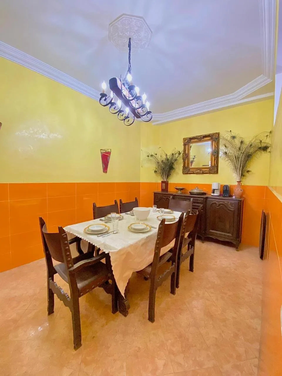 Dining area in Dar Baddi
