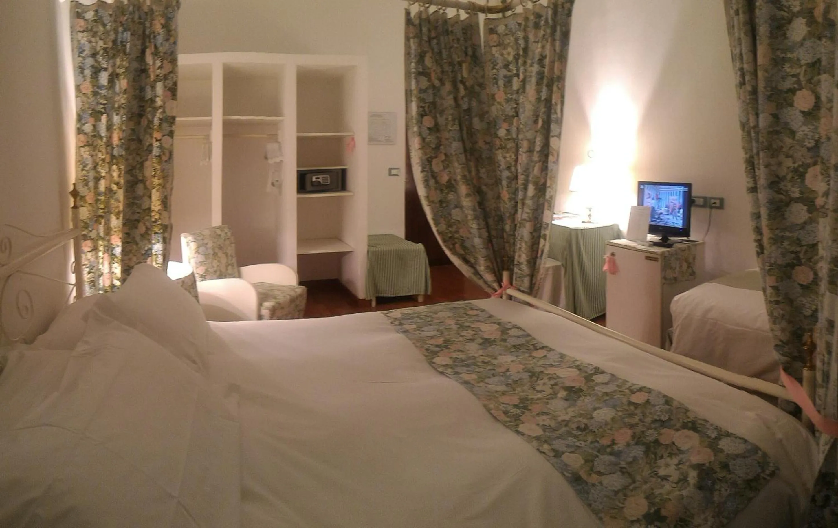 Bedroom, Bed in Eveline Portosole Hotel