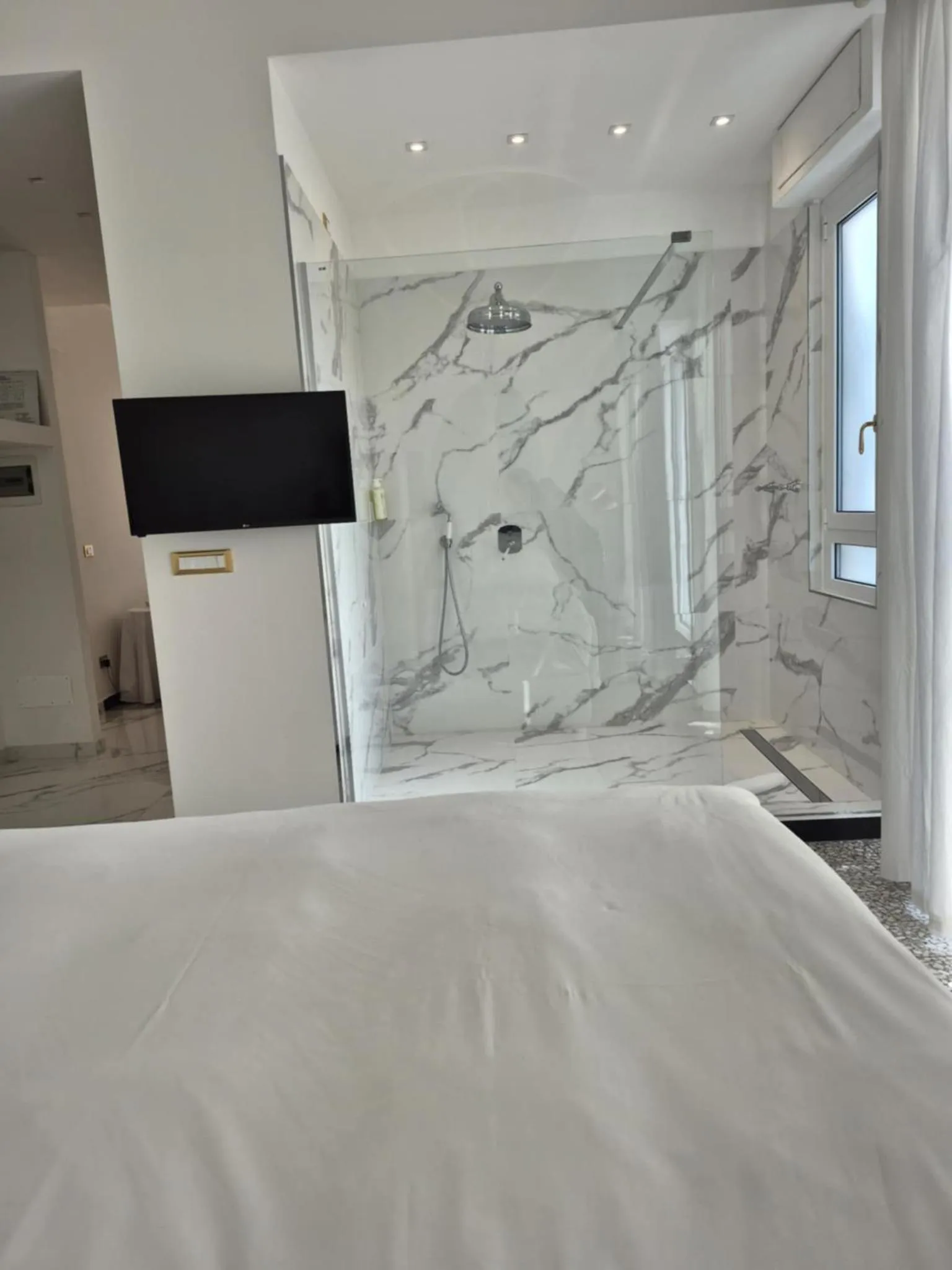 Shower, Bed in Eveline Portosole Hotel