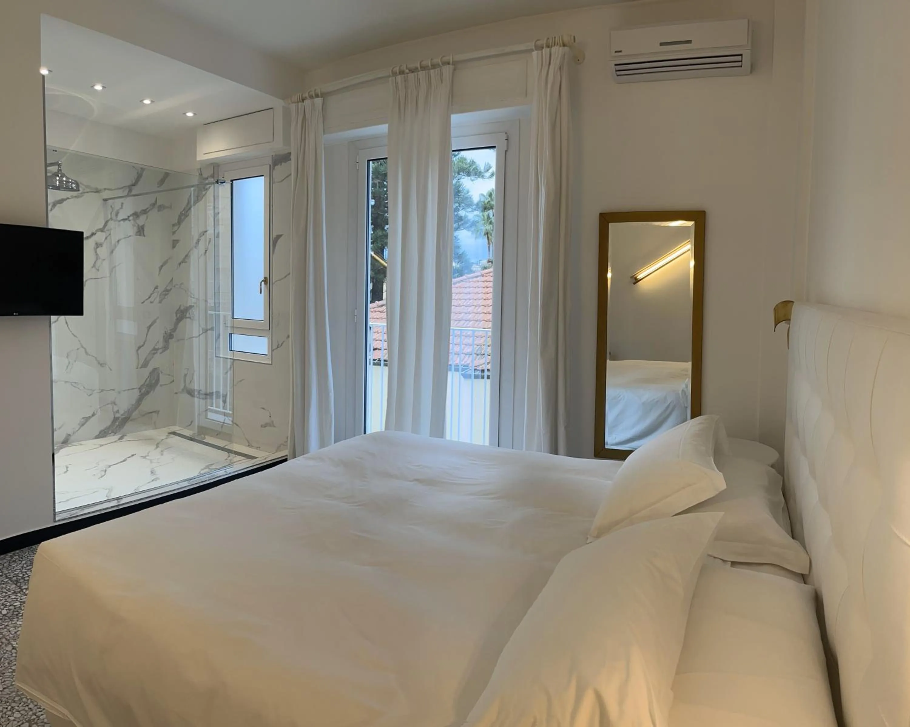 Bedroom, Bed in Eveline Portosole Hotel