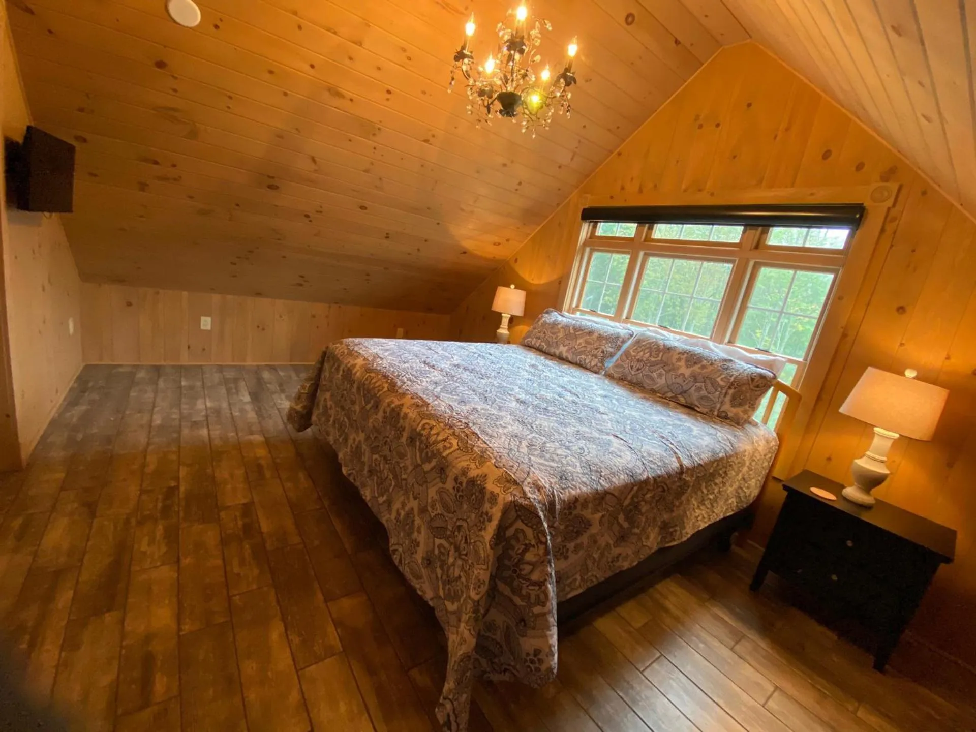 Bedroom, Bed in High Peaks Chalet