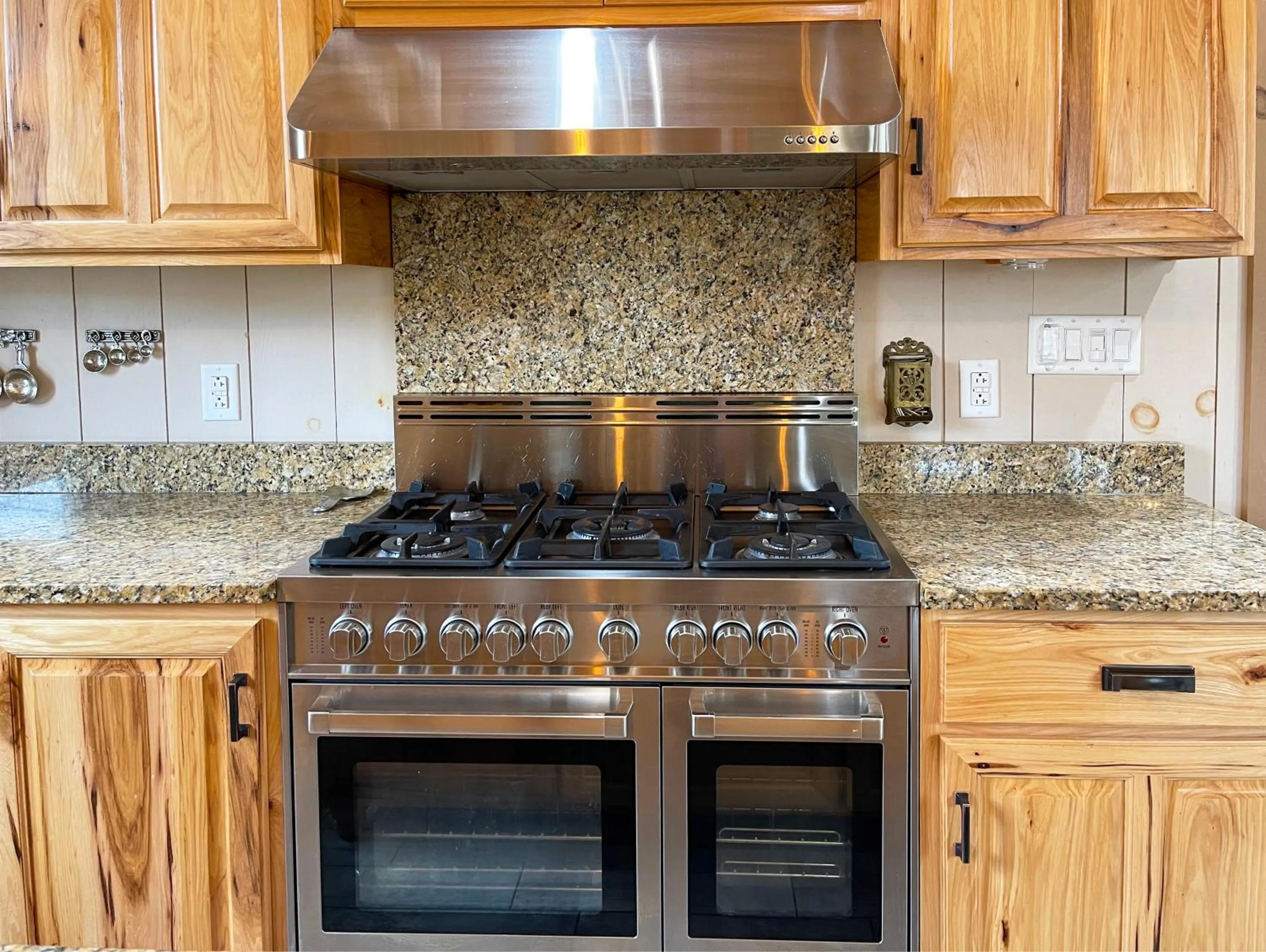 Kitchen or kitchenette in High Peaks Chalet