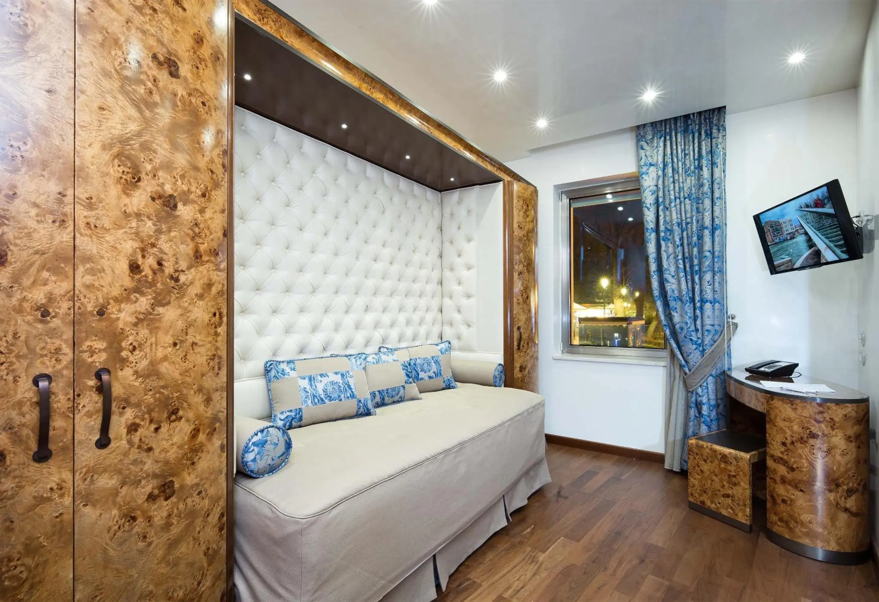 Deluxe Single Room with City View in Hotel Santa Chiara Deluxe Single Room with City View in Hotel Santa Chiara