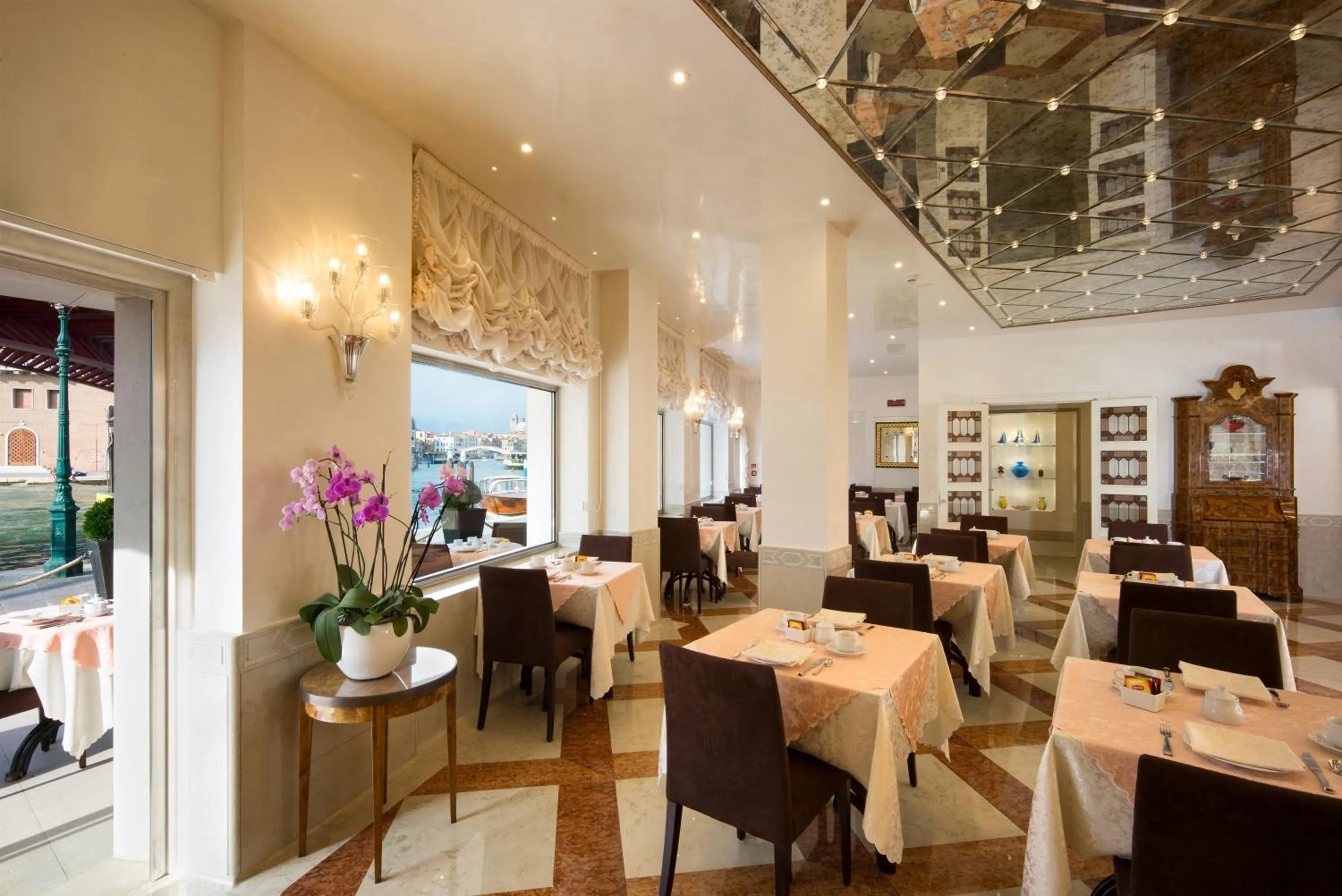 Restaurant/places to eat in Hotel Santa Chiara