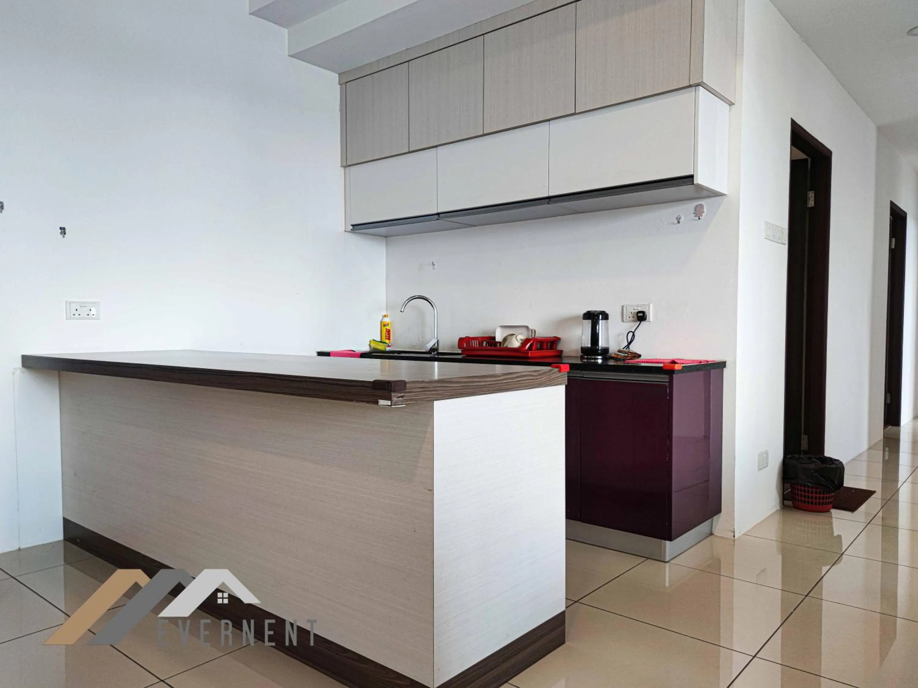 Kitchen or kitchenette in Serene Heights by Evernent