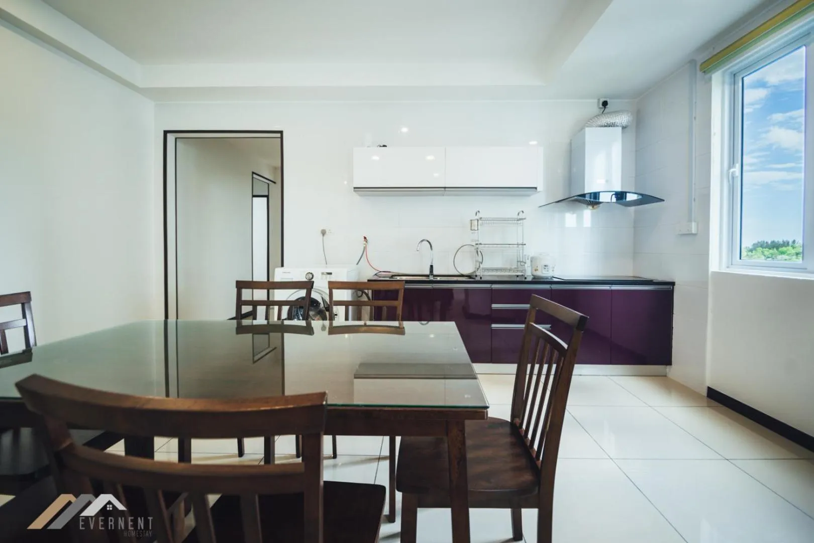 Kitchen or kitchenette in Serene Heights by Evernent