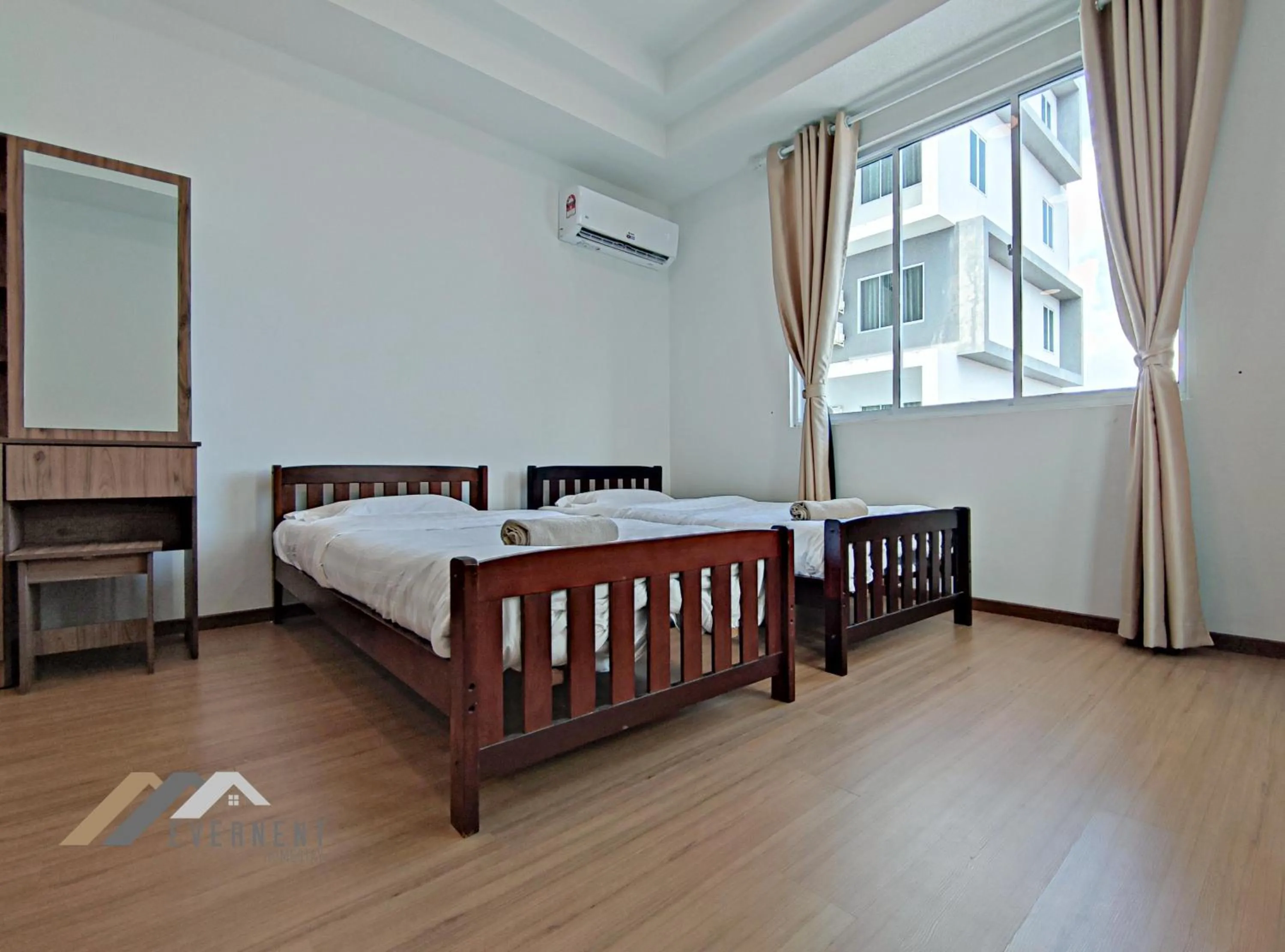 Photo of the whole room, Bed in Serene Heights by Evernent