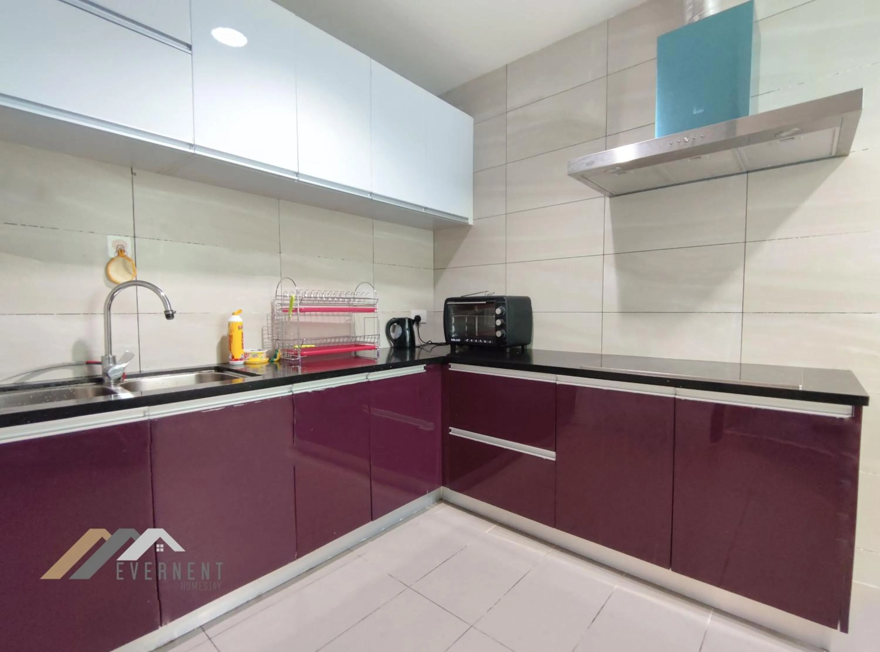 Kitchen or kitchenette in Serene Heights by Evernent