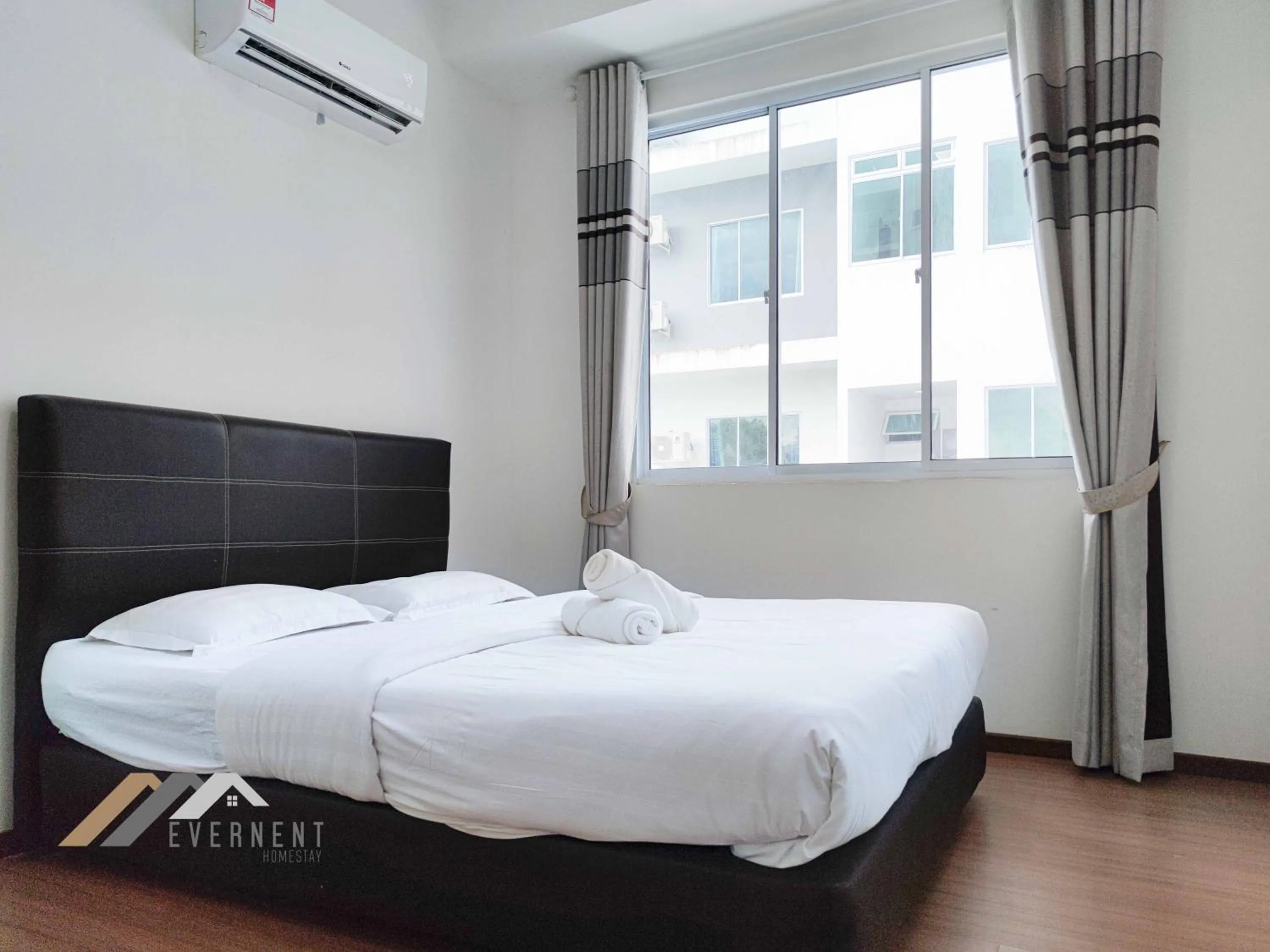 Photo of the whole room, Bed in Serene Heights by Evernent