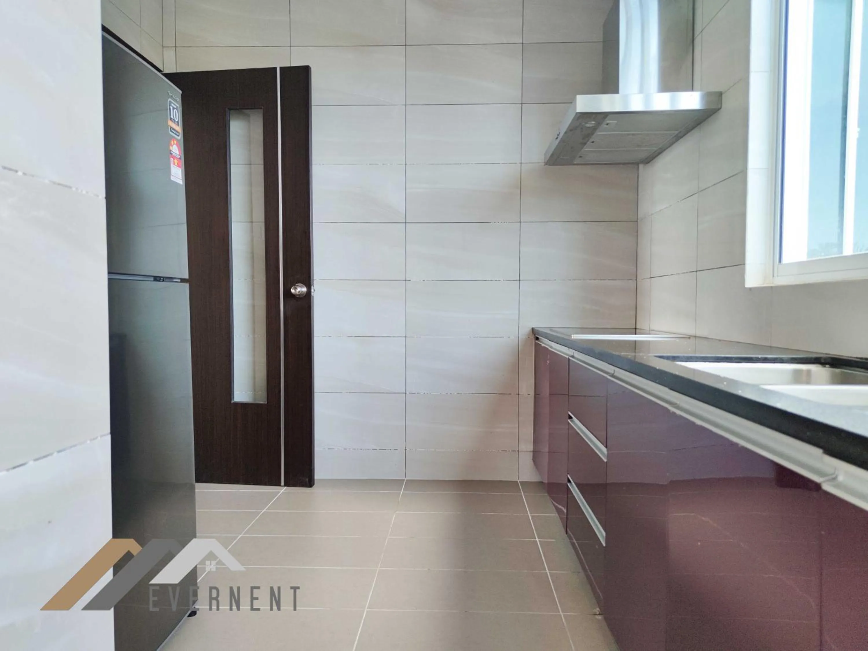 Kitchen or kitchenette in Serene Heights by Evernent