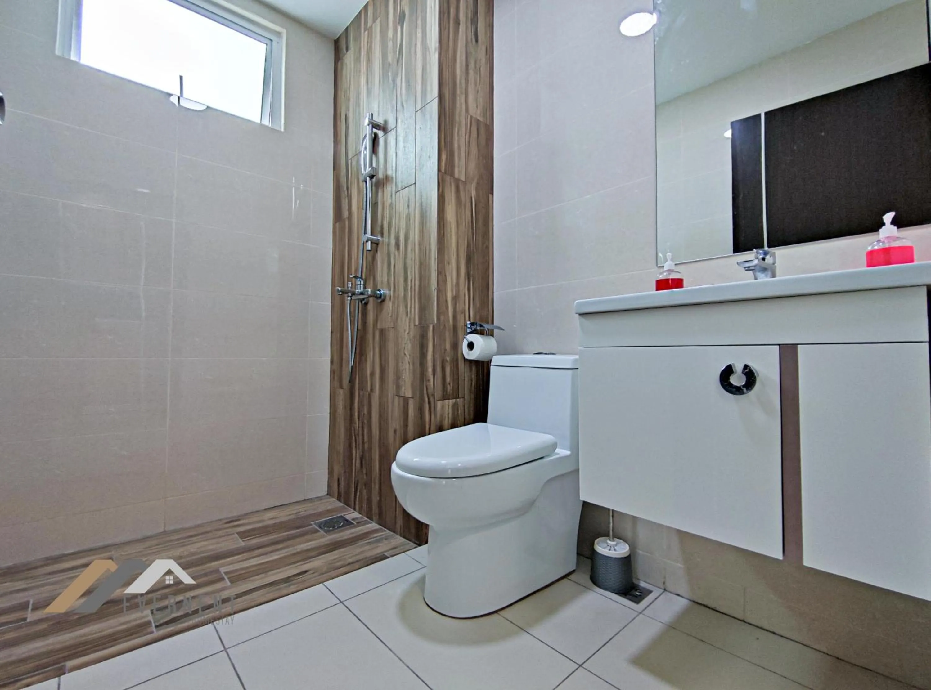 Toilet in Serene Heights by Evernent