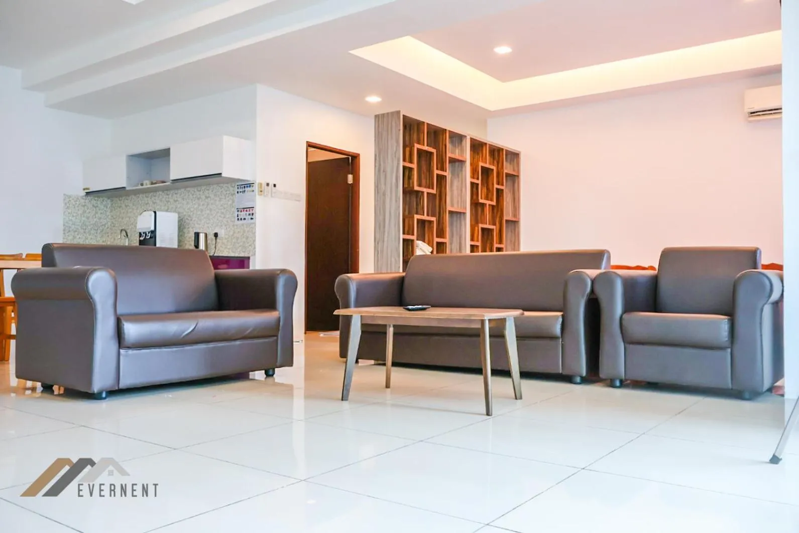 Living room in Serene Heights by Evernent