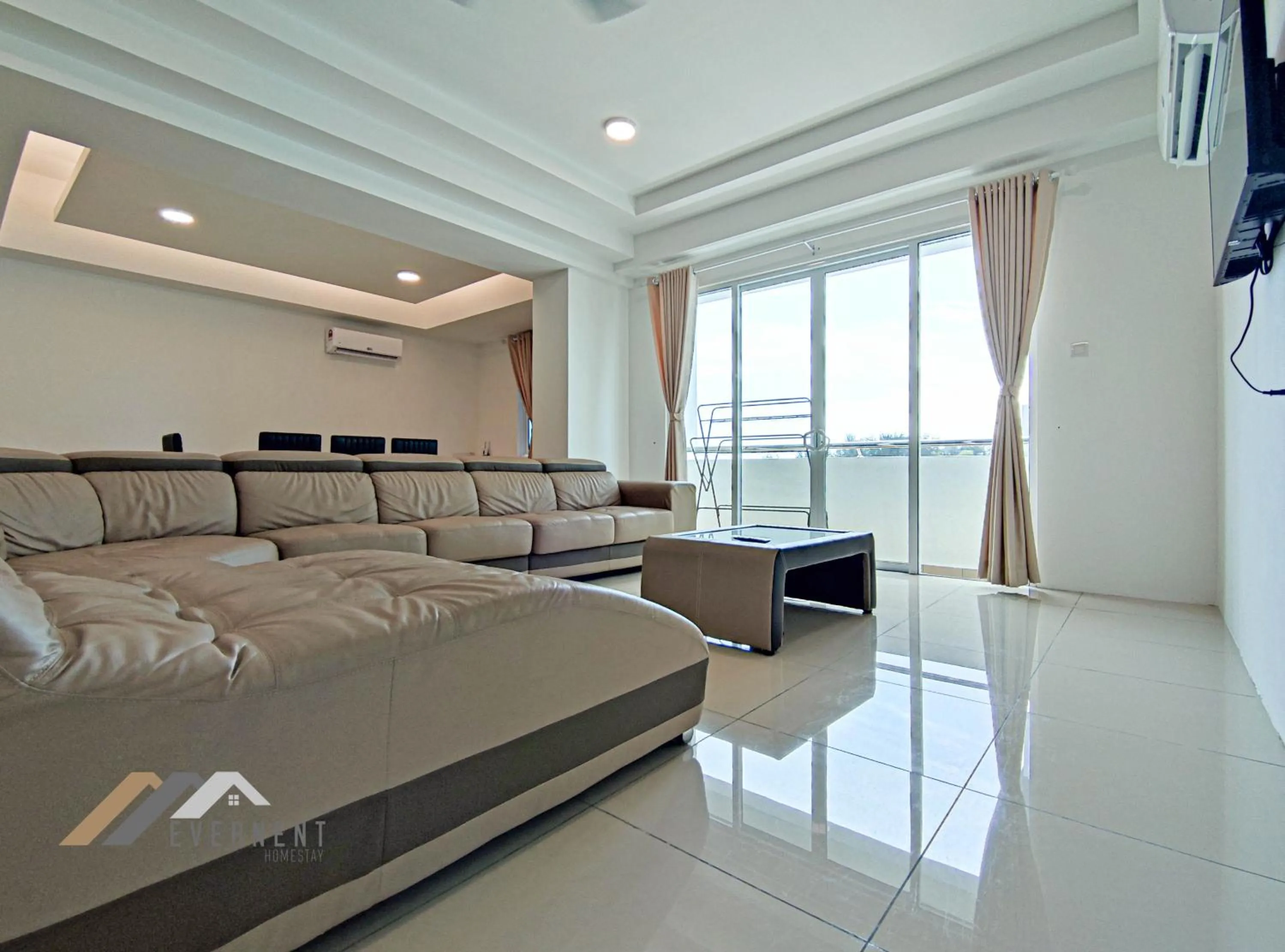 Living room in Serene Heights by Evernent