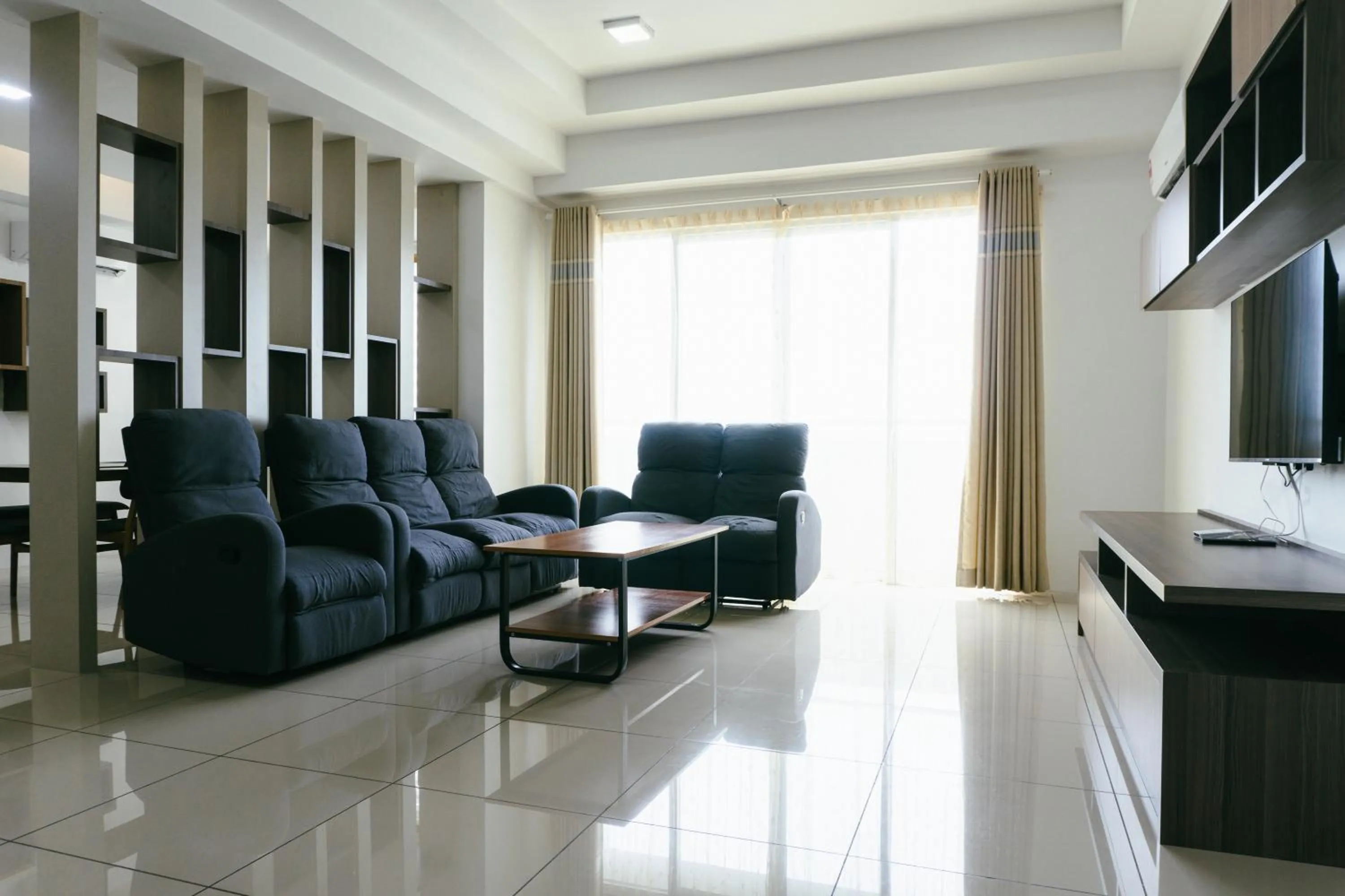 Living room in Serene Heights by Evernent