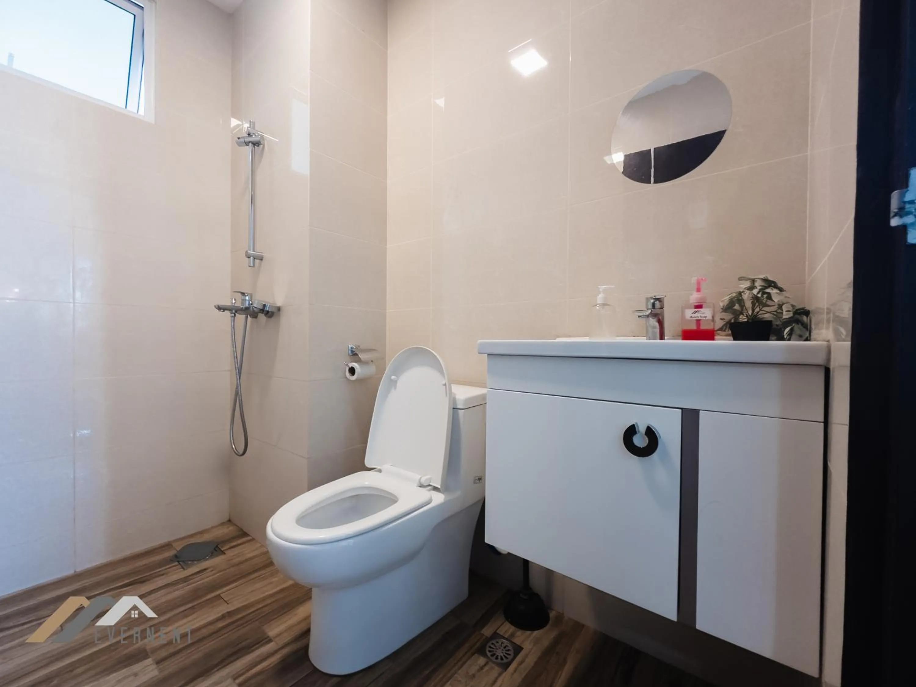 Bathroom in Serene Heights by Evernent