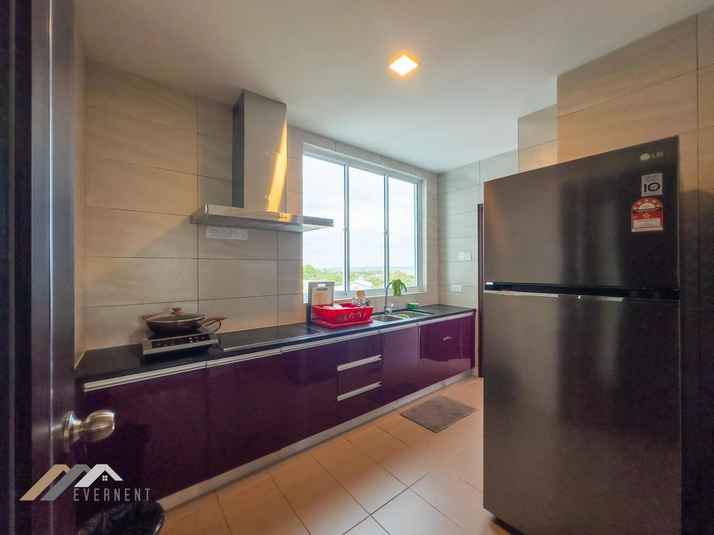 Kitchen or kitchenette in Serene Heights by Evernent