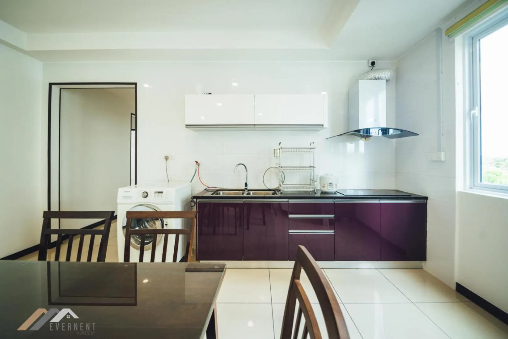 Kitchen or kitchenette in Serene Heights by Evernent