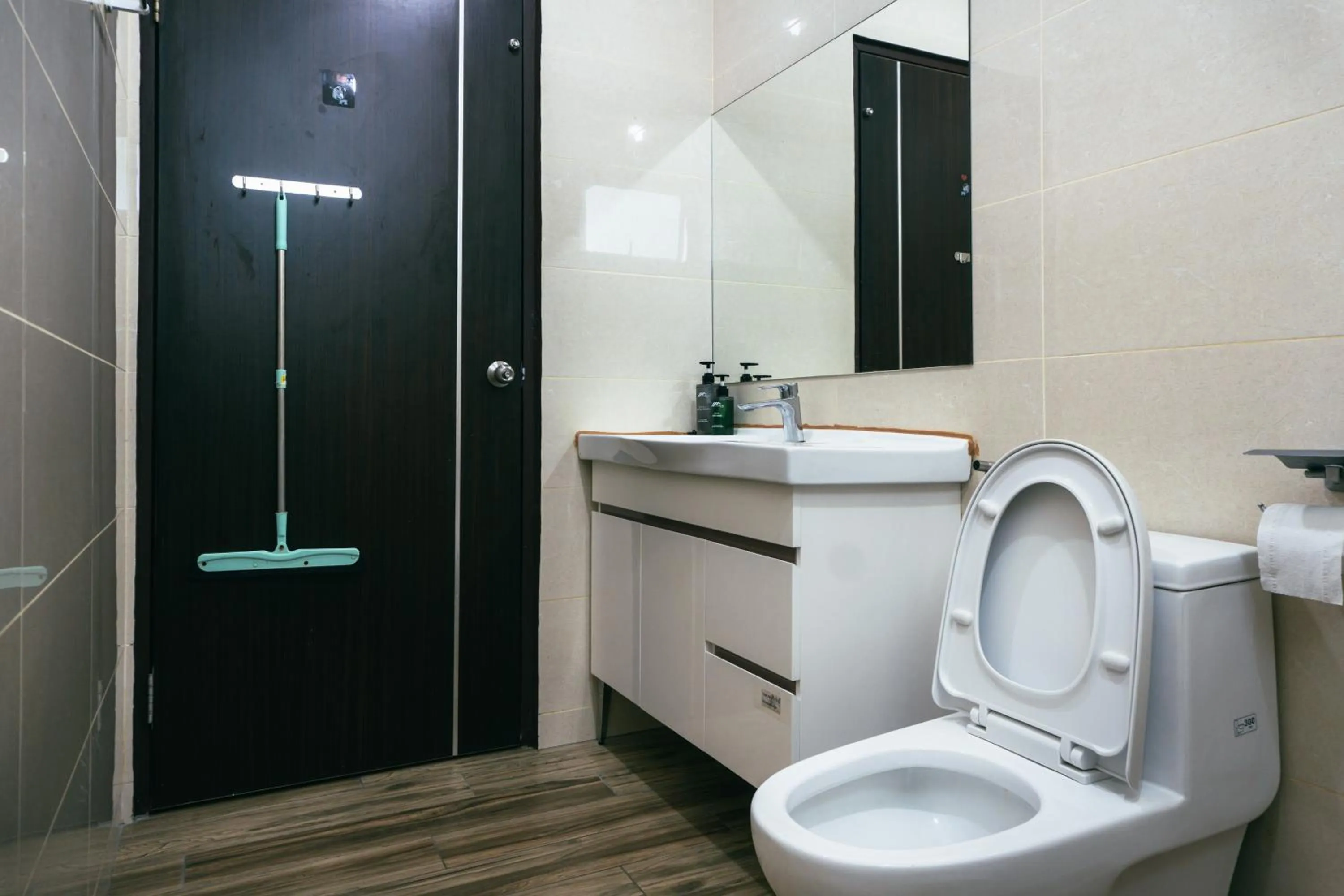 Bathroom in Serene Heights by Evernent