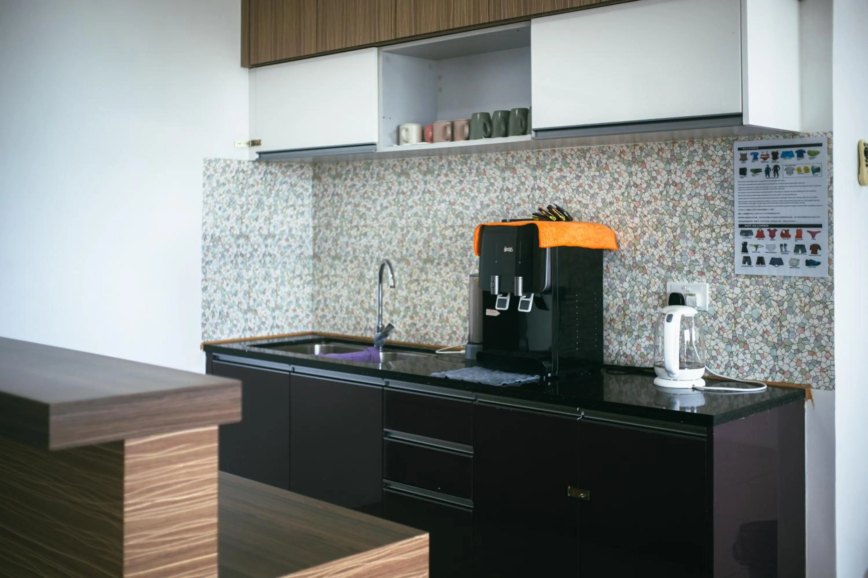 Kitchen or kitchenette in Serene Heights by Evernent