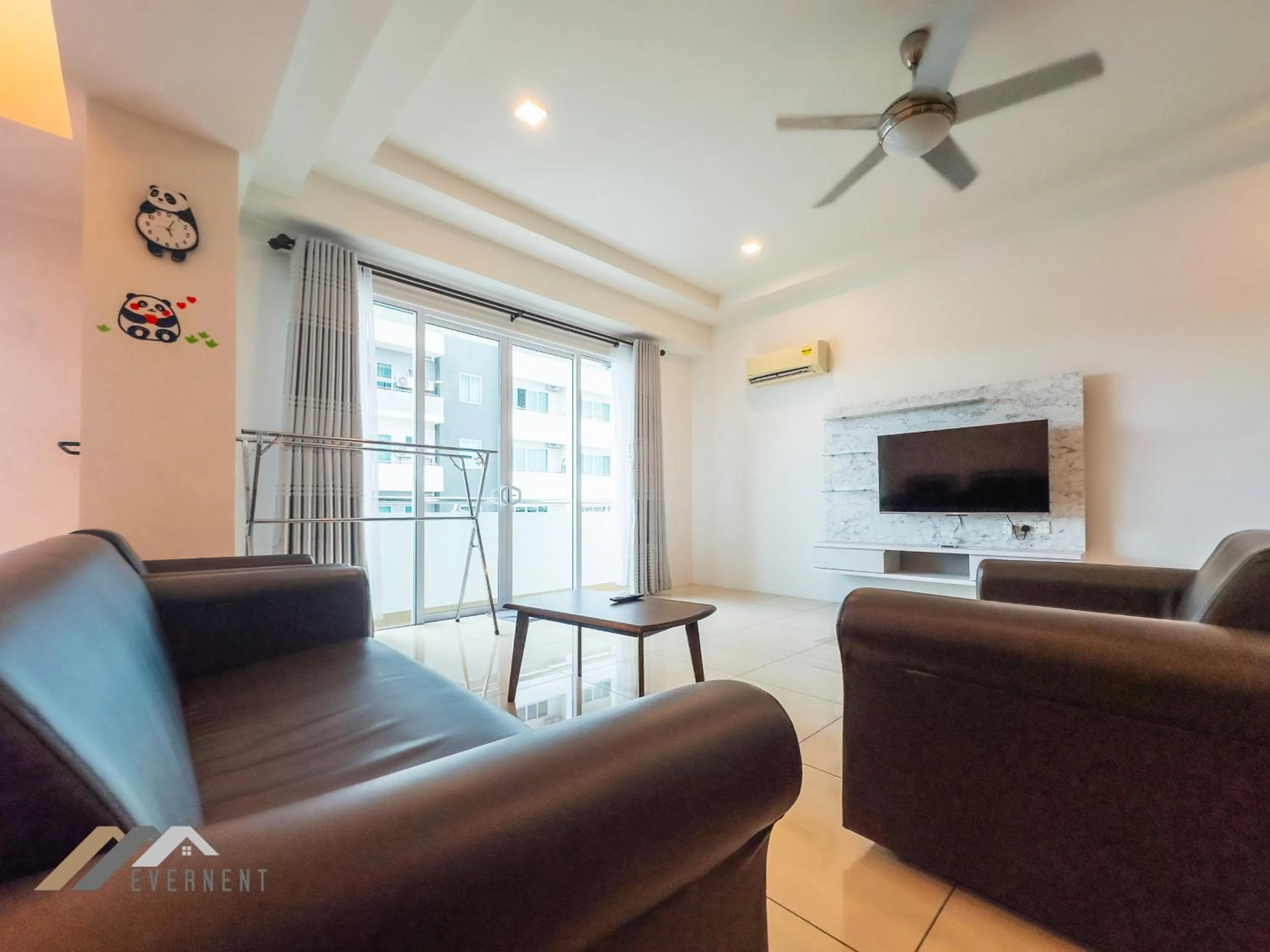 Living room in Serene Heights by Evernent