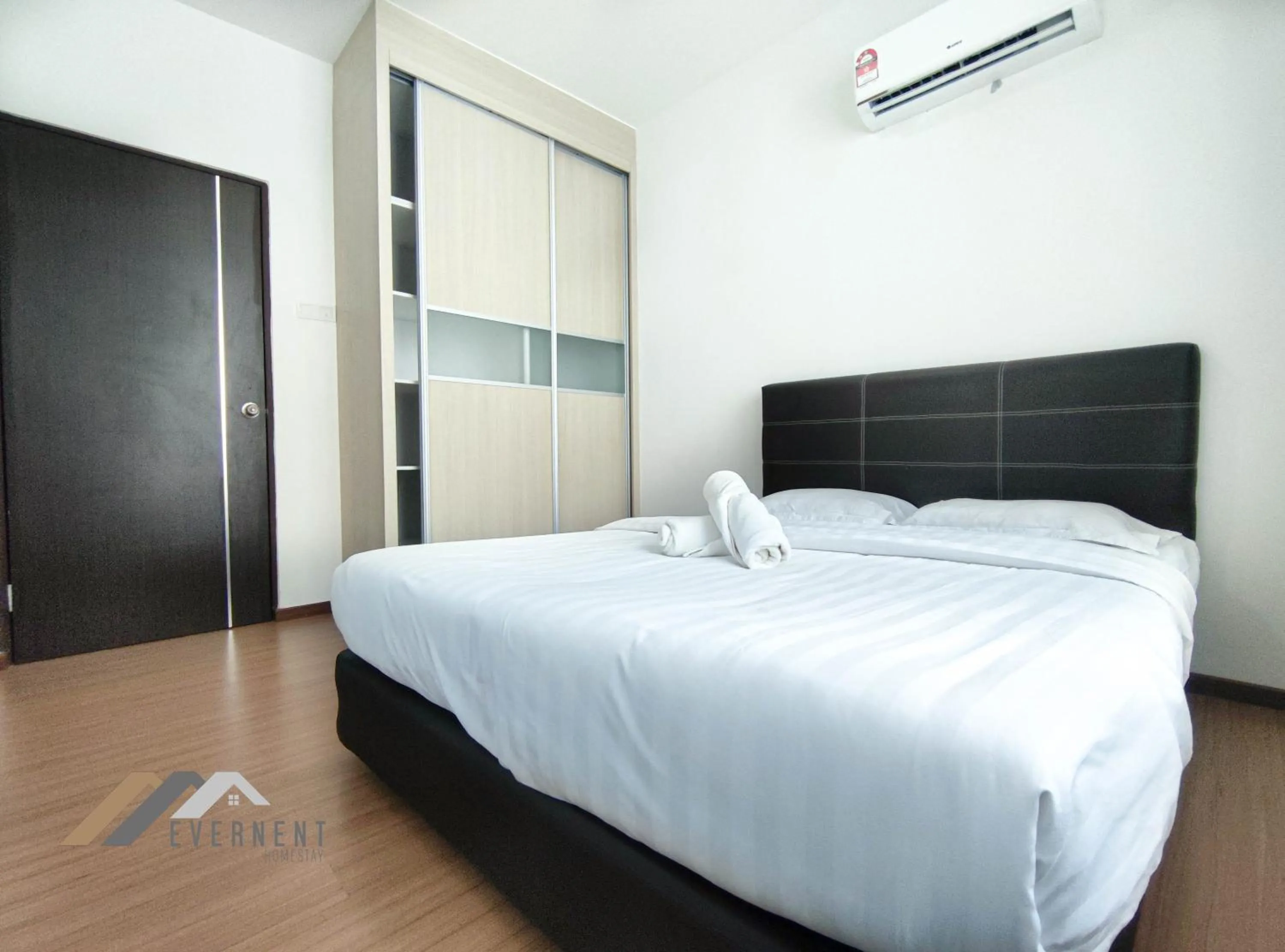 Bedroom, Bed in Serene Heights by Evernent