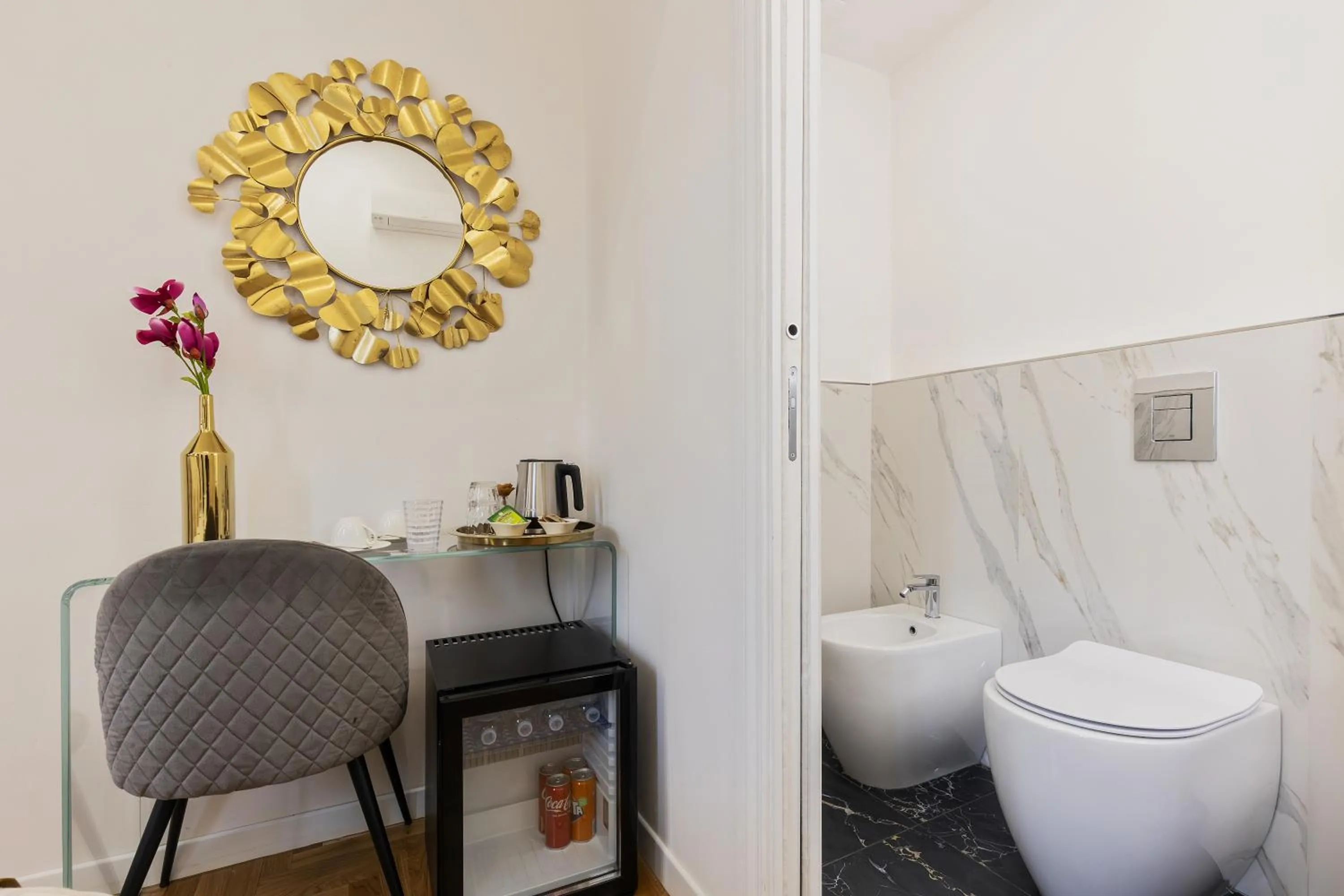 Toilet in Navona Central Relais