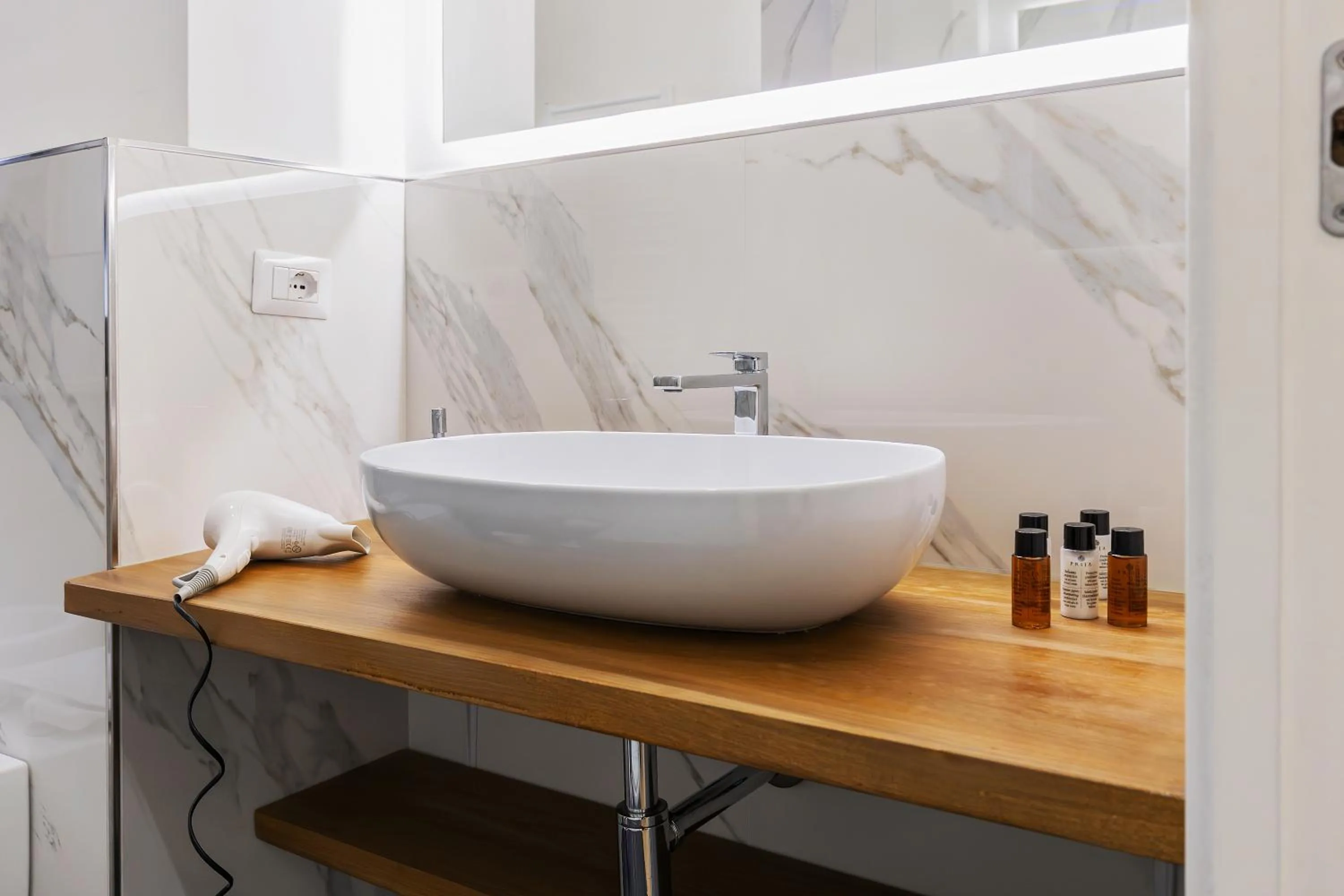 Toilet in Navona Central Relais