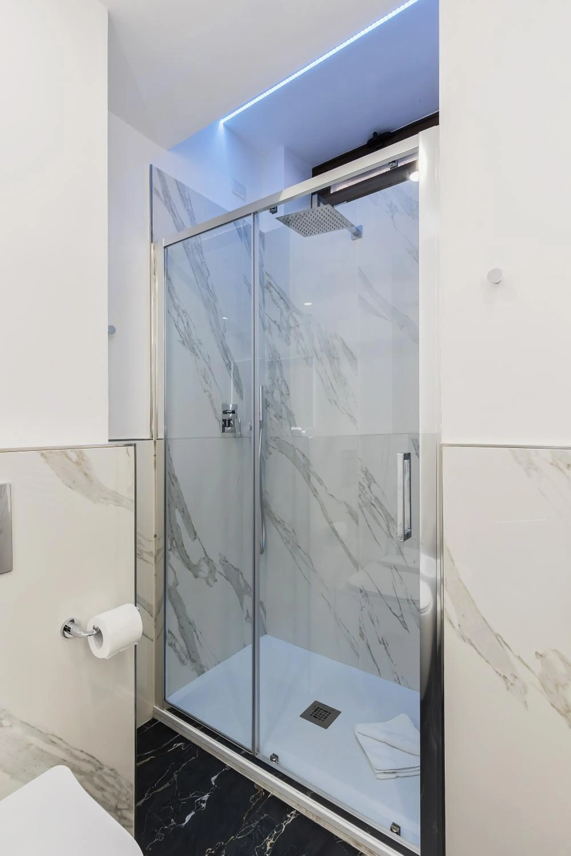 Shower in Navona Central Relais