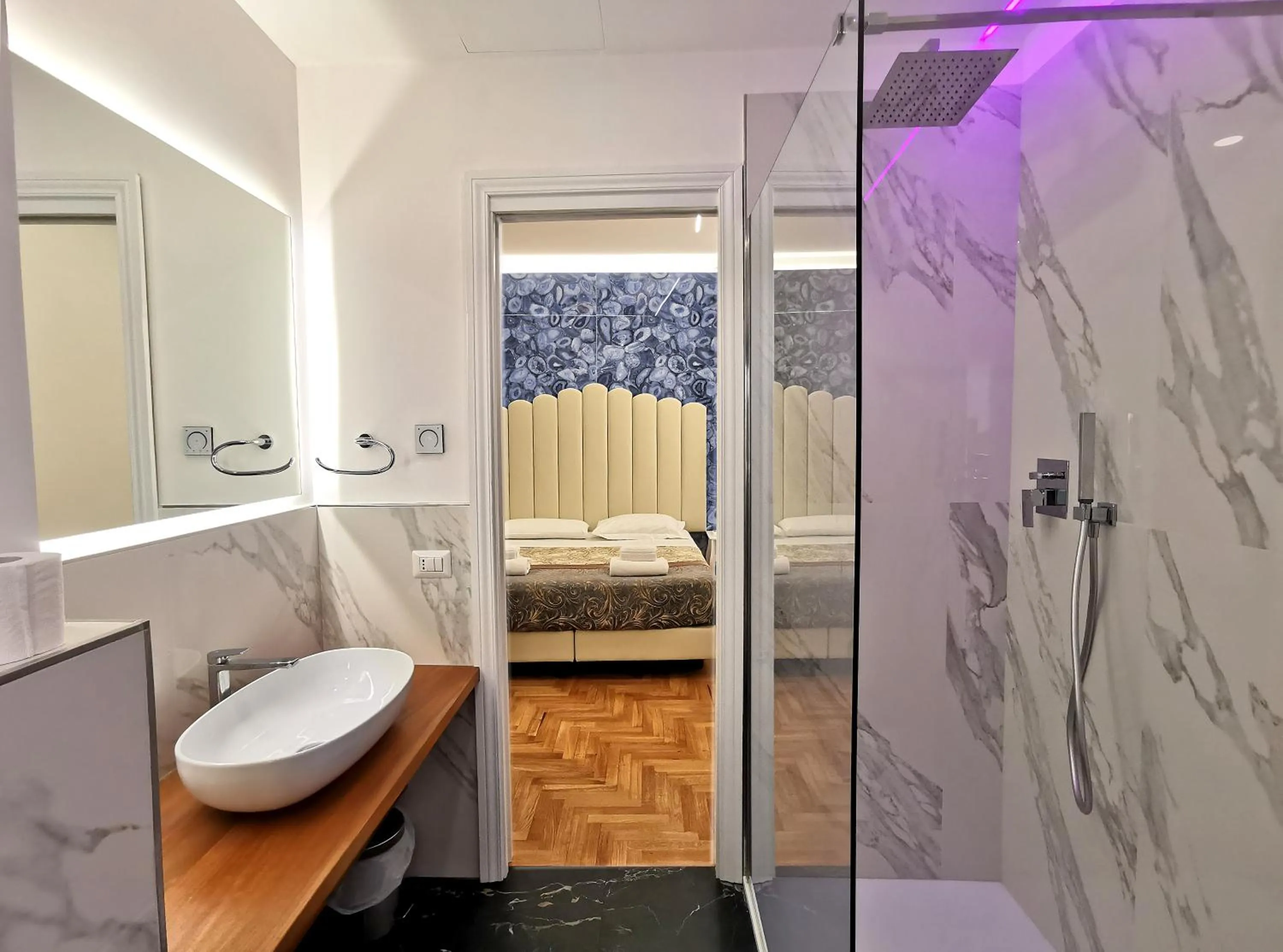 Shower, Bed in Navona Central Relais