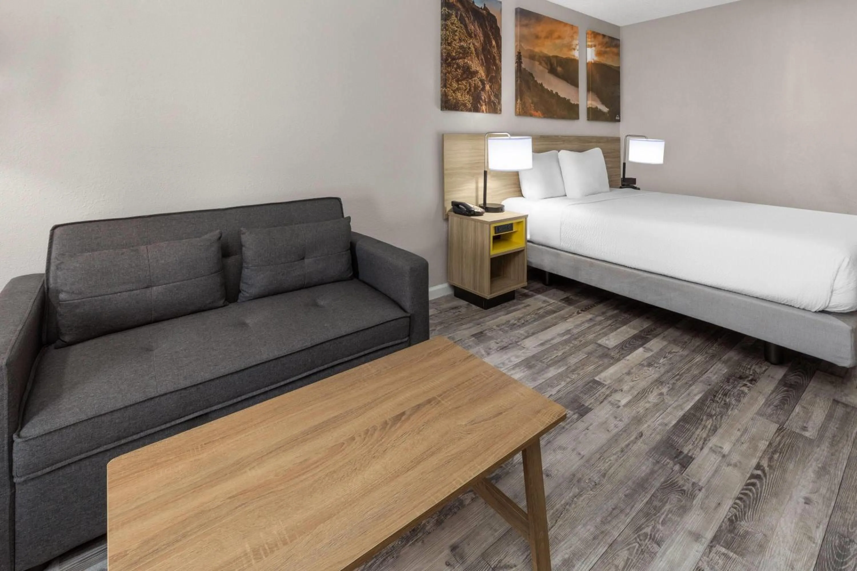 Photo of the whole room, Bed in Days Inn by Wyndham Branson Ozarks