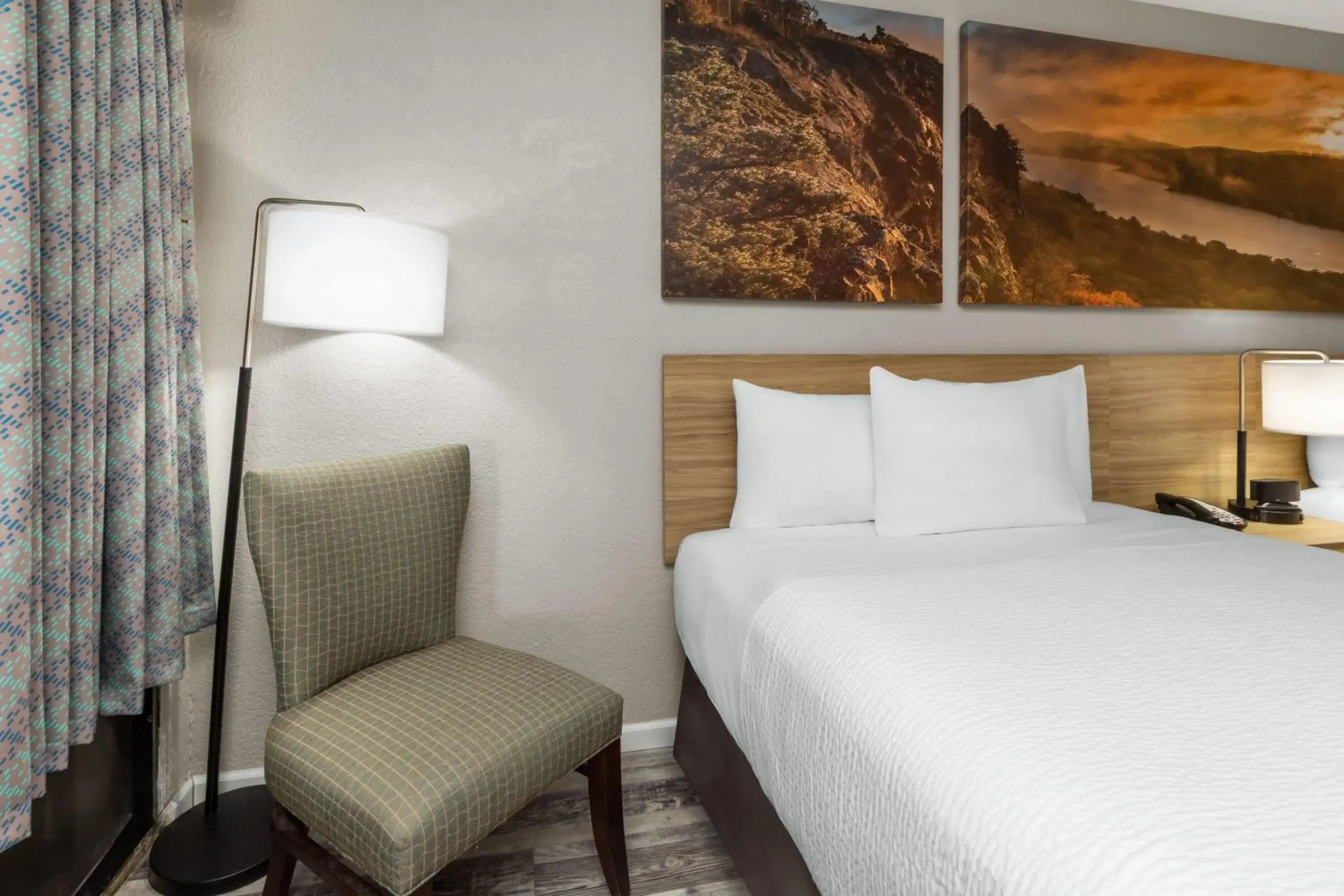 Photo of the whole room, Bed in Days Inn by Wyndham Branson Ozarks Photo of the whole room, Bed in Days Inn by Wyndham Branson Ozarks