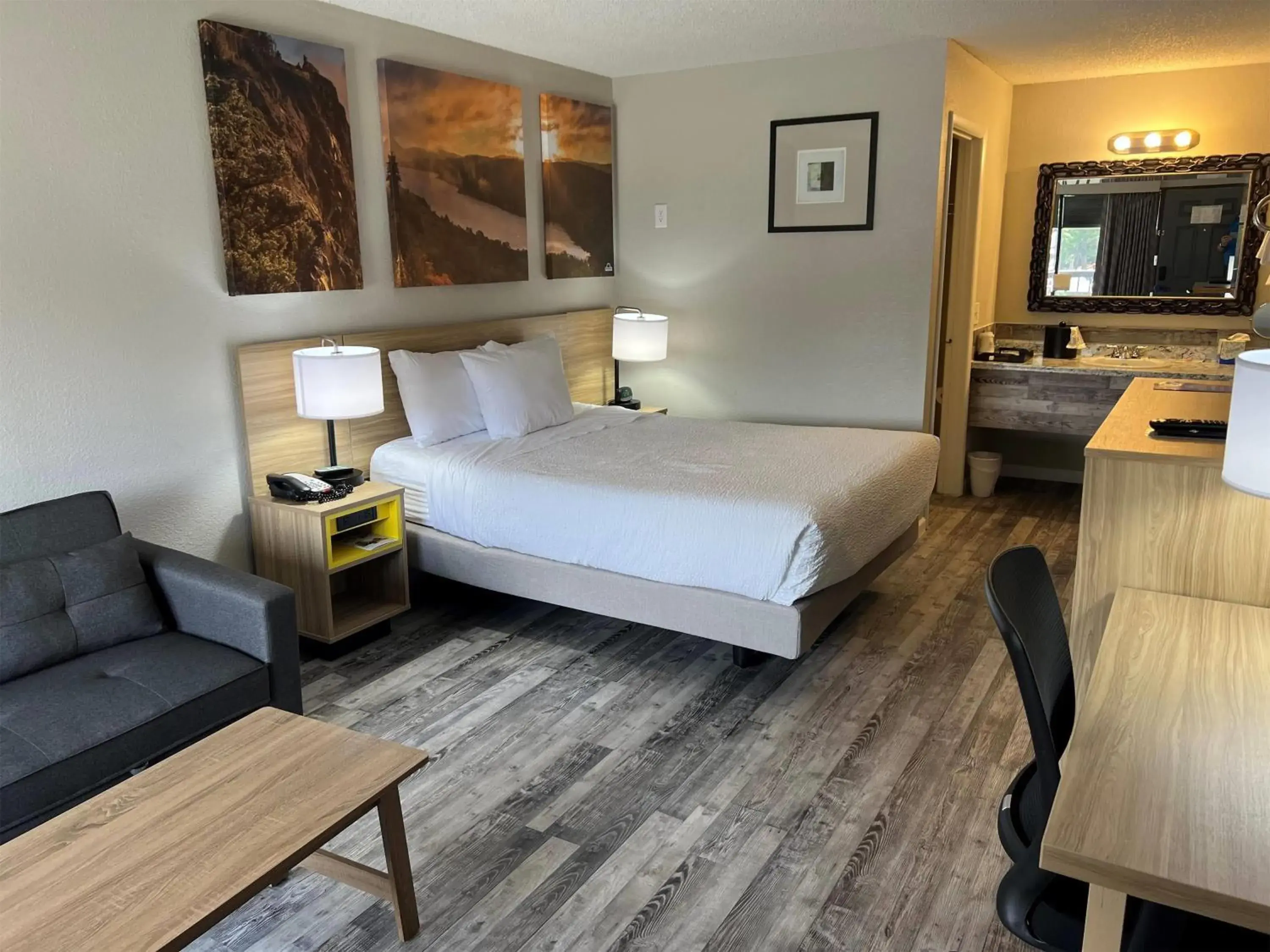 Photo of the whole room, Bed in Days Inn by Wyndham Branson Ozarks Photo of the whole room, Bed in Days Inn by Wyndham Branson Ozarks