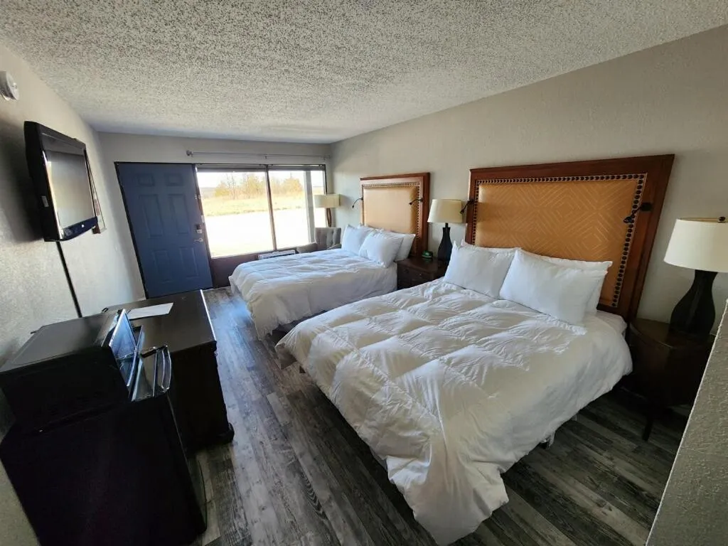Queen Room in Days Inn by Wyndham Branson Ozarks