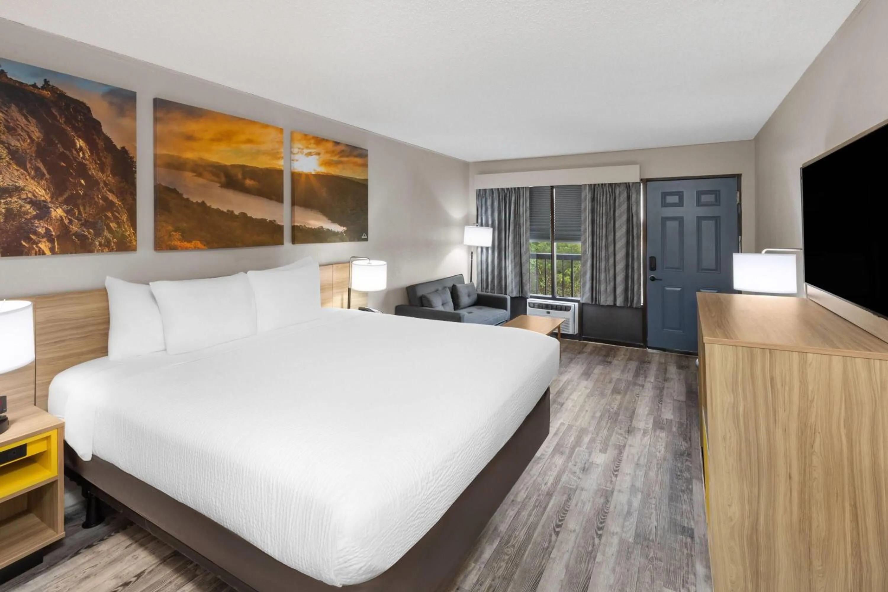 Photo of the whole room, Bed in Days Inn by Wyndham Branson Ozarks