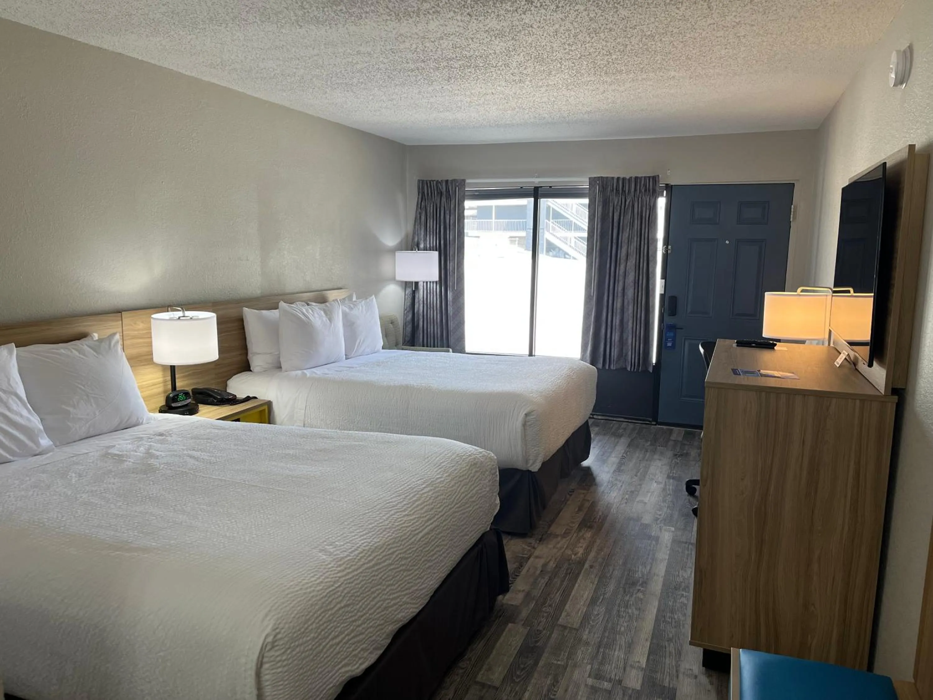 Photo of the whole room, Bed in Days Inn by Wyndham Branson Ozarks