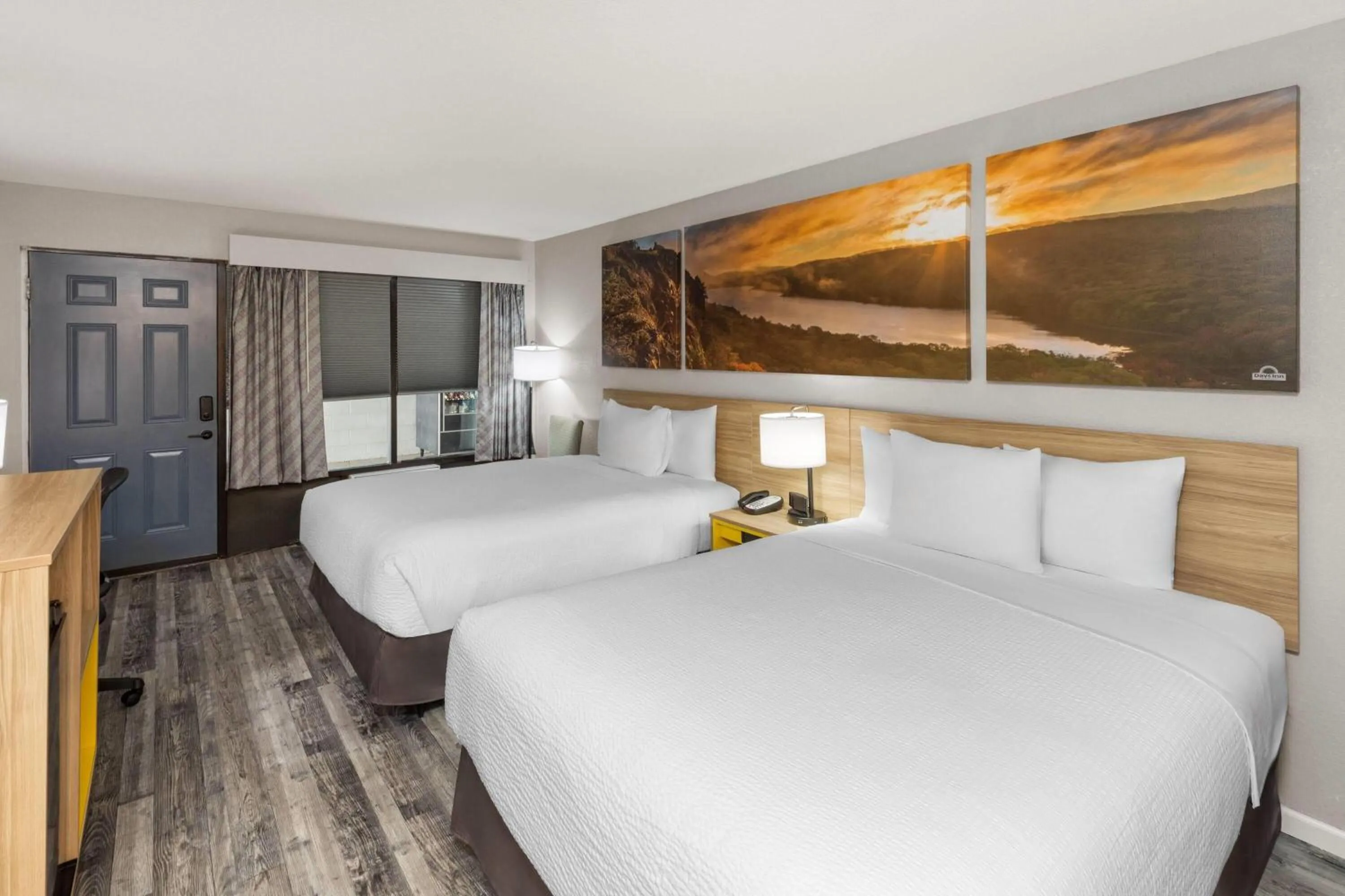 Photo of the whole room, Bed in Days Inn by Wyndham Branson Ozarks