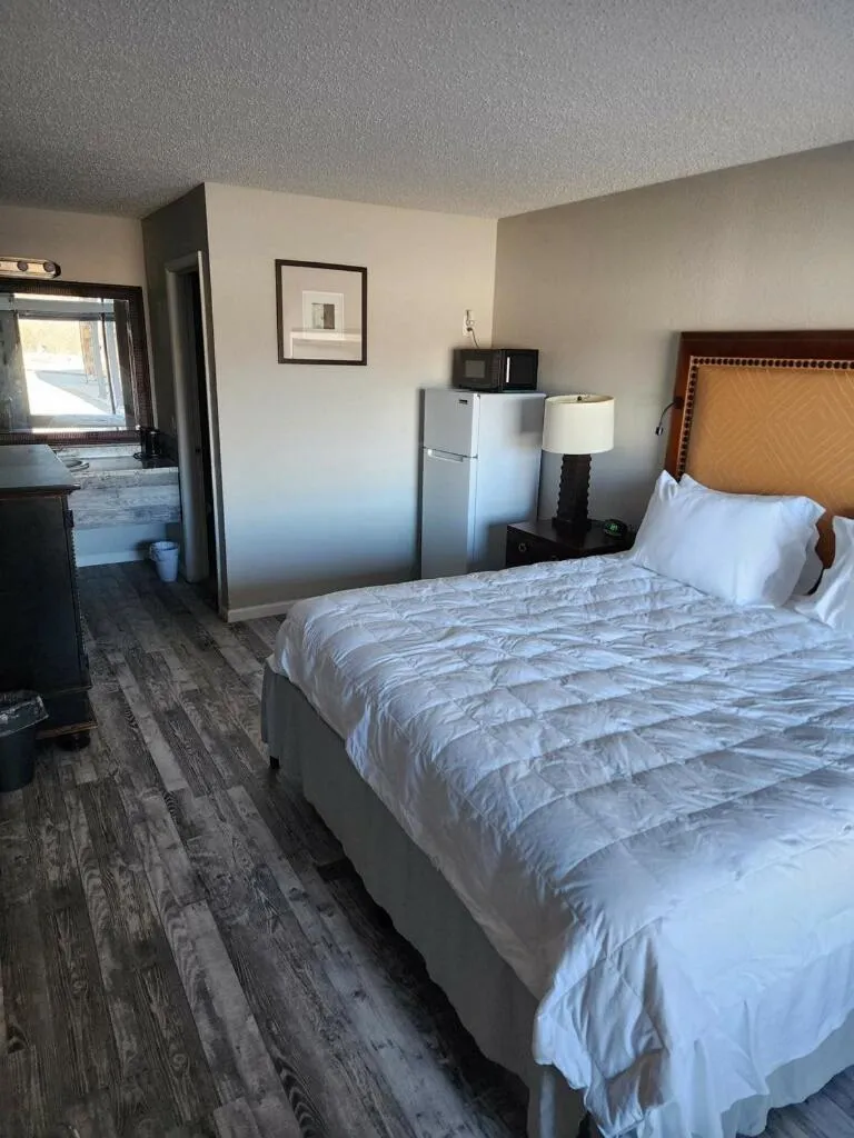 Deluxe King Room in Days Inn by Wyndham Branson Ozarks