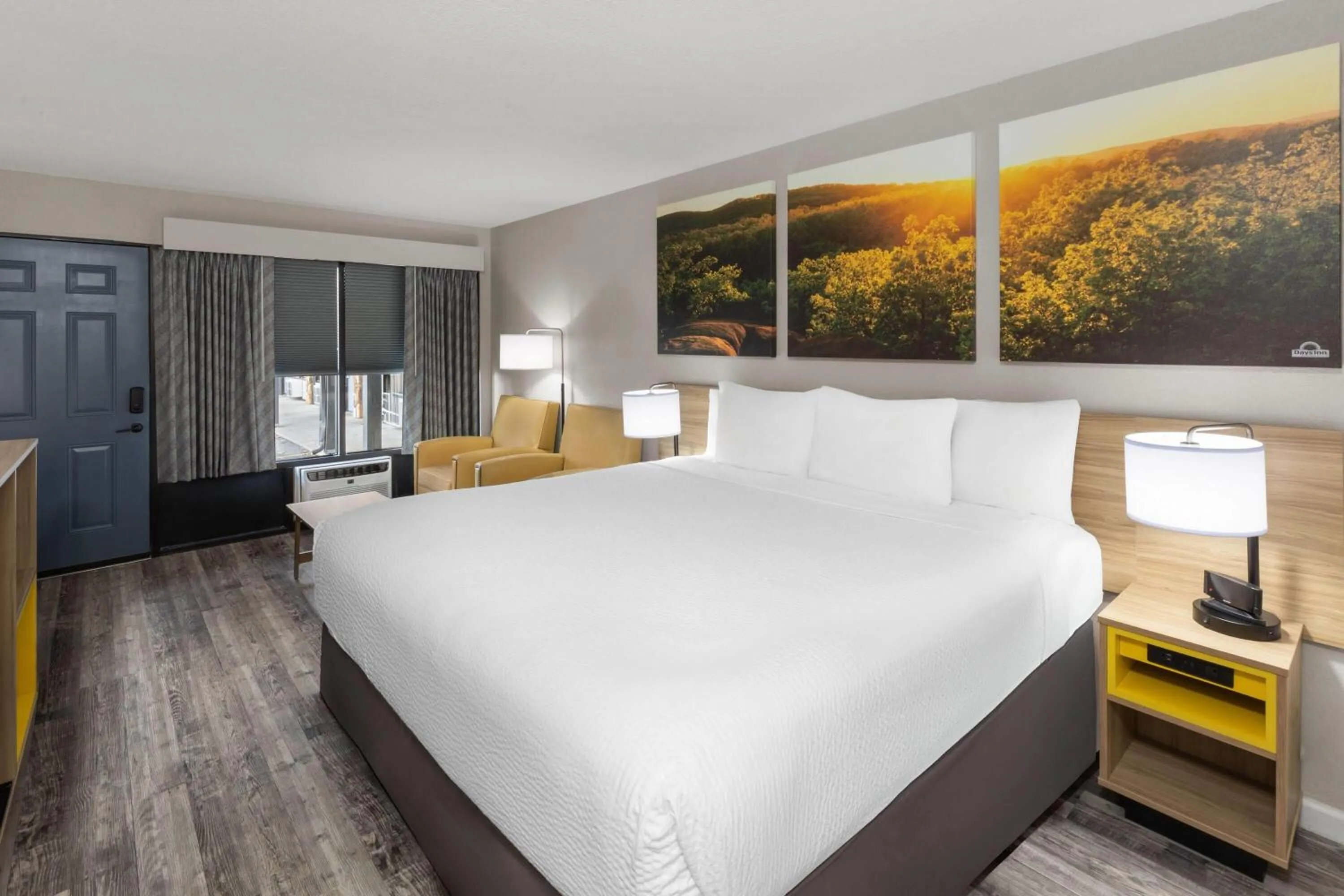 Photo of the whole room, Bed in Days Inn by Wyndham Branson Ozarks